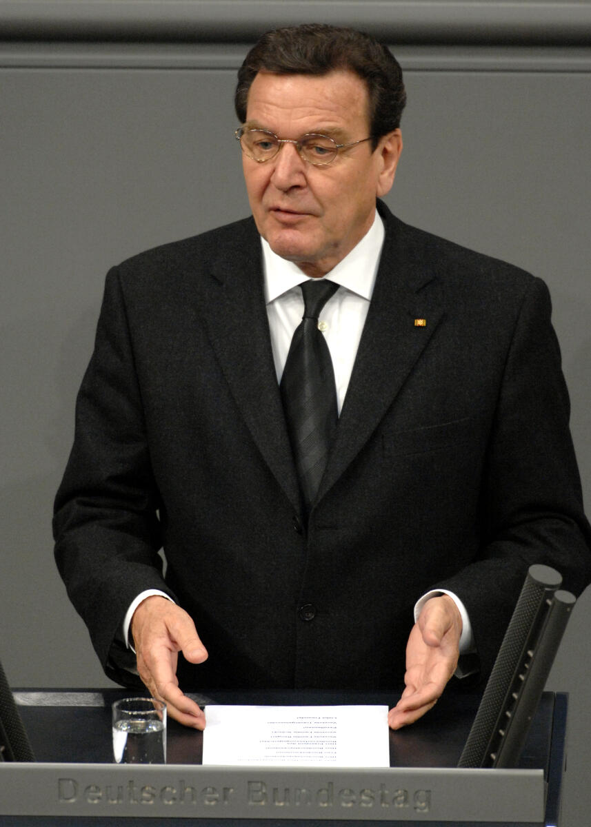 Der Deutsche Bundestag gedenkt in einem vom Bundespräsidenten angeordneten Staatsakt der ehemaligen Präsidentin des Deutschen Bundestages Dr. h. c. Annemarie Renger. Unter den Rednern befinden sich Bundestagspräsident Dr. Norbert Lammert, CDU/CSU, und der Alt-Bundeskanzler Dr. h. c. Gerhard Schröder, SPD, hier im Bild. Schröder, Gerhard Der Deutsche Bundestag gedenkt in einem vom Bundespräsidenten angeordneten Staatsakt der ehemaligen Präsidentin des Deutschen Bundestages Dr. h. c. Annemarie Renger. Unter den Rednern befinden sich Bundestagspräsident Dr. Norbert Lammert, CDU/CSU, und der Alt-Bundeskanzler Dr. h. c. Gerhard Schröder, SPD, hier im Bild.