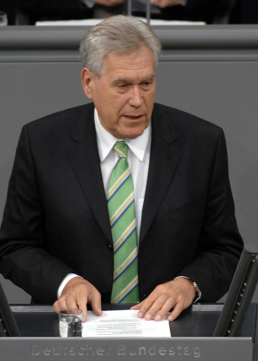 Michael Glos, BMin., CDU/CSU, Bundestagsabgeordneter, Abgeordneter, Mitglied des Deutschen Bundestages, MdB, Rede, Deutscher Bundestag, 148. Sitzung, TOP 3, Thema: Energiepolitik, Redner 1.; Rednerpult. Glos, Michael Michael Glos, BMin., CDU/CSU, Bundestagsabgeordneter, Abgeordneter, Mitglied des Deutschen Bundestages, MdB, Rede, Deutscher Bundestag, 148. Sitzung, TOP 3, Thema: Energiepolitik, Redner 1.; Rednerpult.