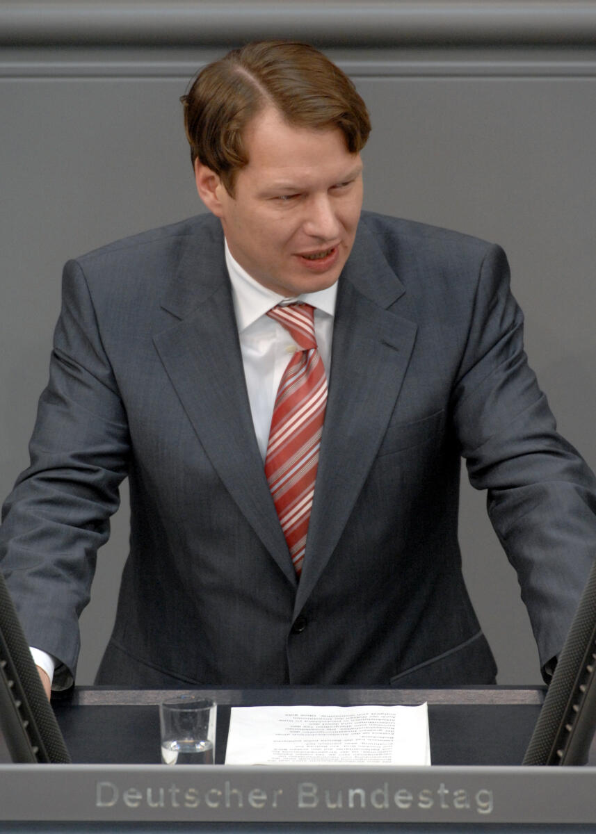 Klaas Hübner, SPD, Bundestagsabgeordneter, Abgeordneter, Mitglied des Deutschen Bundestages, MdB, Rede, Deutscher Bundestag, 145. Sitzung, TOP 5, Thema: Straßenbaubericht 2007, Redner 8.; Rednerpult. Hübner, Klaas Klaas Hübner, SPD, Bundestagsabgeordneter, Abgeordneter, Mitglied des Deutschen Bundestages, MdB, Rede, Deutscher Bundestag, 145. Sitzung, TOP 5, Thema: Straßenbaubericht 2007, Redner 8.; Rednerpult.
