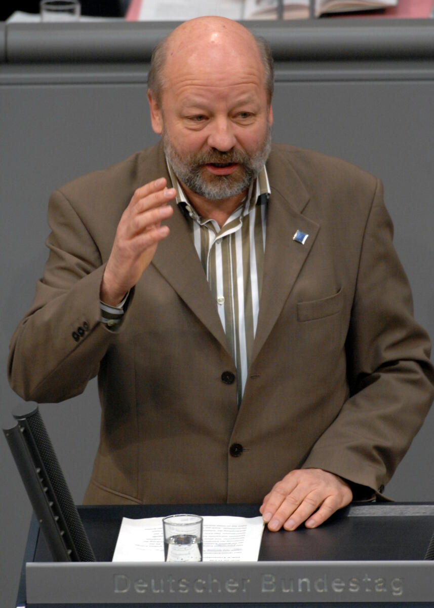 Hans Josef Fell, Bündnis 90/Die Grünen, Bundestagsabgeordneter, Abgeordneter, Mitglied des Deutschen Bundestages, MdB, Rede, Deutscher Bundestag, 145. Sitzung, TOP 4, Thema: Erneuerbare Energien, Redner 6.; Rednerpult. Fell, Hans-Josef Hans Josef Fell, Bündnis 90/Die Grünen, Bundestagsabgeordneter, Abgeordneter, Mitglied des Deutschen Bundestages, MdB, Rede, Deutscher Bundestag, 145. Sitzung, TOP 4, Thema: Erneuerbare Energien, Redner 6.; Rednerpult.