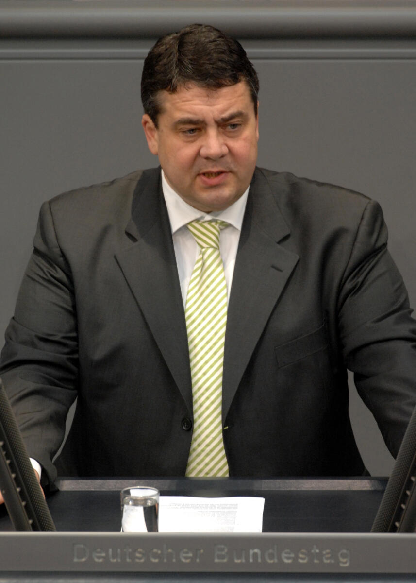 Sigmar Gabriel, BMin., SPD, Bundestagsabgeordneter, Abgeordneter, Mitglied des Deutschen Bundestages, MdB, Rede, Deutscher Bundestag, 145. Sitzung, TOP 4, Thema: Erneuerbare Energien, Redner 1.; Rednerpult. Gabriel, Sigmar Sigmar Gabriel, BMin., SPD, Bundestagsabgeordneter, Abgeordneter, Mitglied des Deutschen Bundestages, MdB, Rede, Deutscher Bundestag, 145. Sitzung, TOP 4, Thema: Erneuerbare Energien, Redner 1.; Rednerpult.