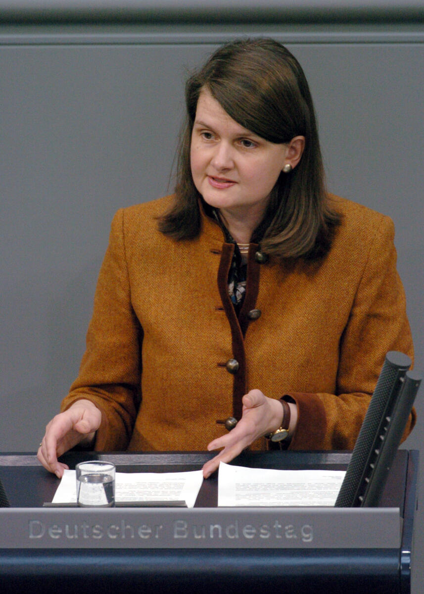 Dr. Maria Flachsbarth, CDU/CSU, Bundestagsabgeordnete, Abgeordnete, Mitglied des Deutschen Bundestages, MdB, Rede, Deutscher Bundestag, 145. Sitzung, TOP 4, Thema: Erneuerbare Energien, Redner 14.; Rednerpult. Flachsbarth, Maria Dr. Maria Flachsbarth, CDU/CSU, Bundestagsabgeordnete, Abgeordnete, Mitglied des Deutschen Bundestages, MdB, Rede, Deutscher Bundestag, 145. Sitzung, TOP 4, Thema: Erneuerbare Energien, Redner 14.; Rednerpult.