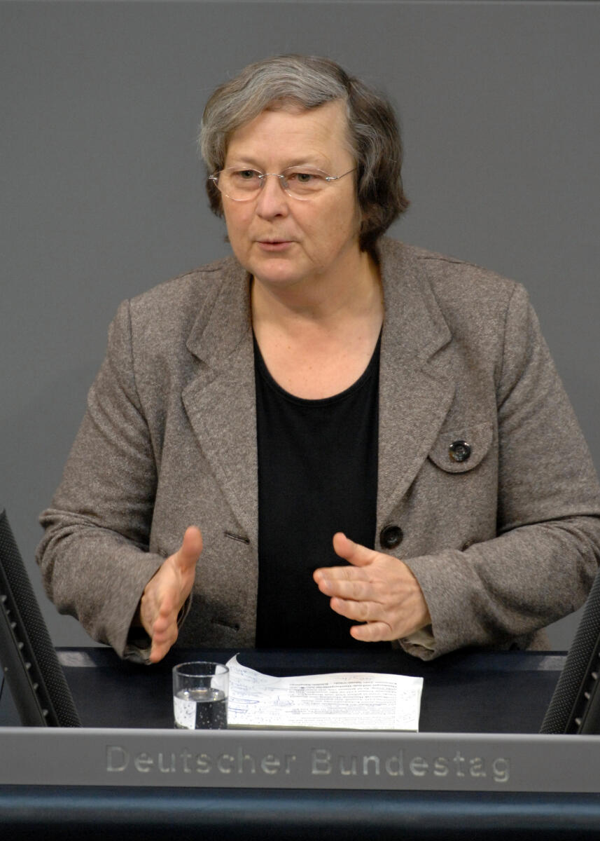 Bärbel Höhn, Bündnis 90/Die Grünen, Bundestagsabgeordnete, Abgeordnete, Mitglied des Deutschen Bundestages, MdB, Rede, Deutscher Bundestag, 145. Sitzung, TOP 4, Thema: Erneuerbare Energien, Redner 10.; Rednerpult. Höhn, Bärbel Bärbel Höhn, Bündnis 90/Die Grünen, Bundestagsabgeordnete, Abgeordnete, Mitglied des Deutschen Bundestages, MdB, Rede, Deutscher Bundestag, 145. Sitzung, TOP 4, Thema: Erneuerbare Energien, Redner 10.; Rednerpult.