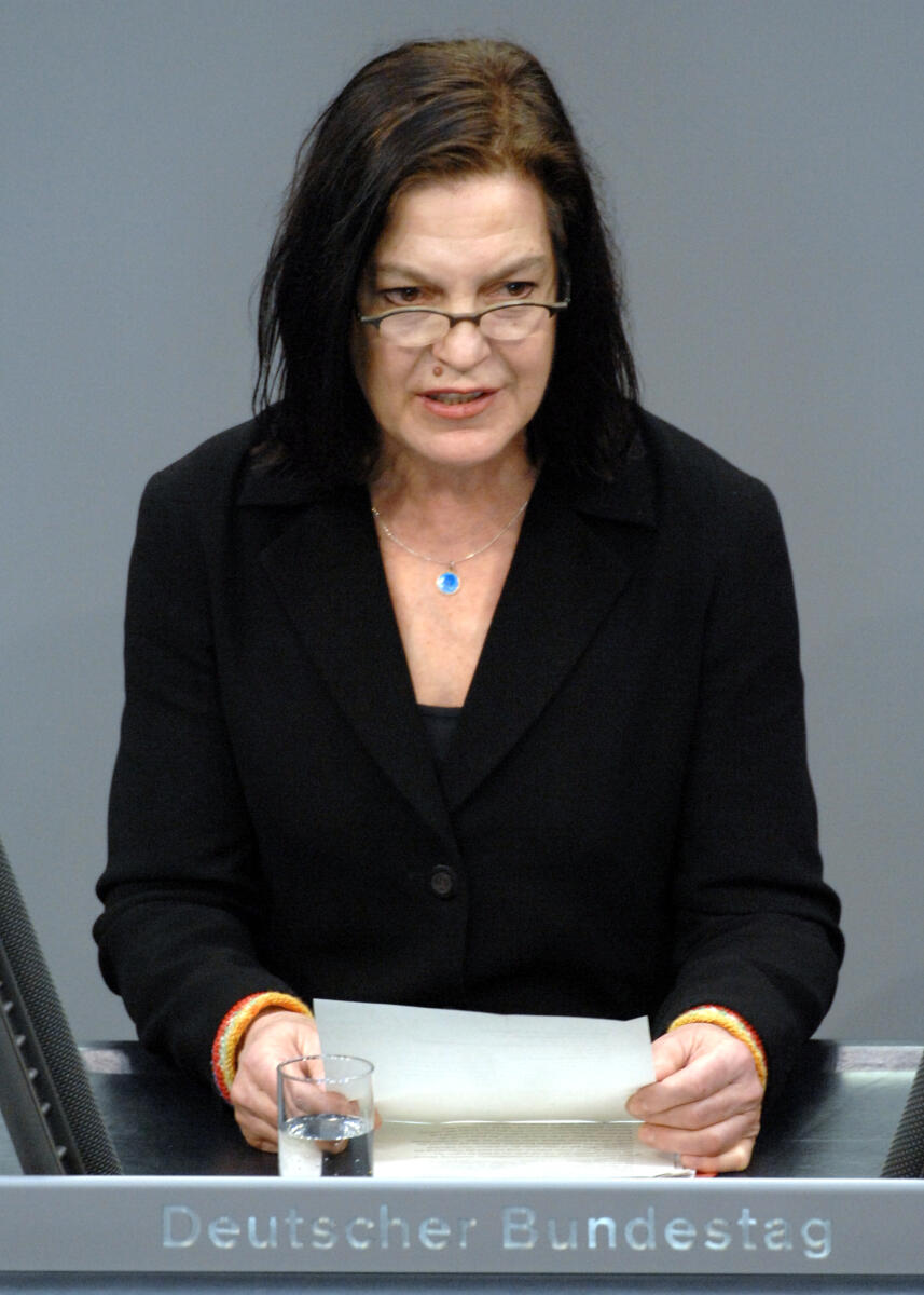 Winkler, Angela Gedenkstunde zum Gedenktag für die Opfer des Nationalsozialismus im Deutschen Bundestag. Die Schauspielerin Angela Winkler verliest in Vertretung für die erkrankte Hauptrednerin, die Schriftstellerin Lenka Reinerová, deren Rede. Frau Reinerová ist die letzte noch lebende Vertreterin der deutschsprachigen Literatur in Prag.