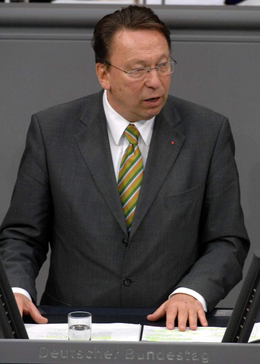 Karl Uwe Benneter, SPD, Bundestagsabgeordneter, Abgeordneter, Mitglied des Deutschen Bundestages, MdB, Rede, Deutscher Bundestag, 136. Sitzung, TOP 4, Thema: Managervergütung, Redner 8.; Rednerpult. Benneter, Klaus Uwe Karl Uwe Benneter, SPD, Bundestagsabgeordneter, Abgeordneter, Mitglied des Deutschen Bundestages, MdB, Rede, Deutscher Bundestag, 136. Sitzung, TOP 4, Thema: Managervergütung, Redner 8.; Rednerpult.