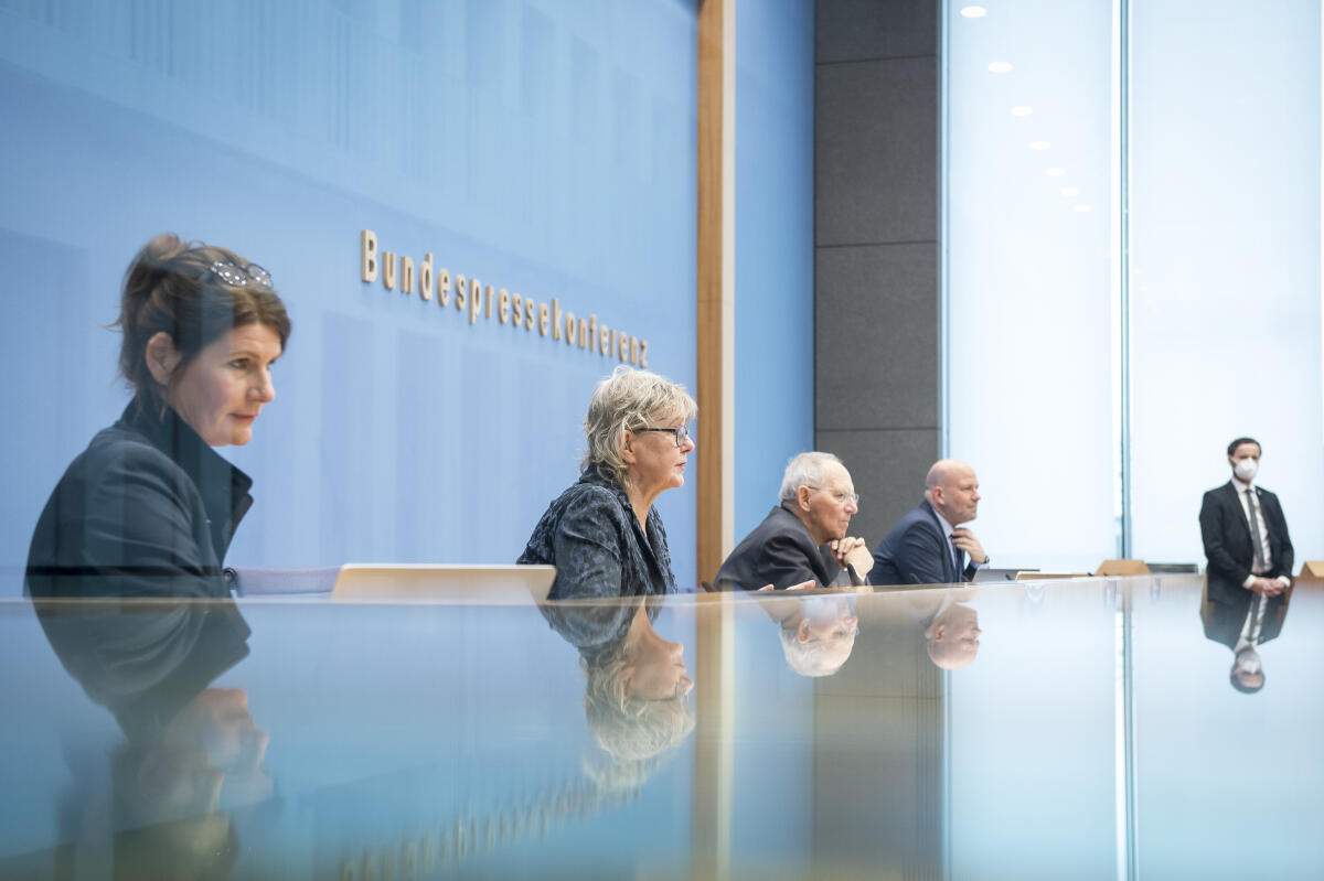 Pressekonferenz zur ersten Sitzung des Bürgerrates in der Bundespressekonferenz: (l-r) Claudine Nierth, Vorstandssprecherin Mehr Demokratie e.V.; Marianne Birthler, Vorsitzende des Bürgerrates Deutschlands Rolle in der Welt; Bundestagspräsident Dr. Wolfgang Schäuble, CDU/CSU, MdB. Schäuble, Wolfgang Pressekonferenz zur ersten Sitzung des Bürgerrates in der Bundespressekonferenz: (l-r) Claudine Nierth, Vorstandssprecherin Mehr Demokratie e.V.; Marianne Birthler, Vorsitzende des Bürgerrates Deutschlands Rolle in der Welt; Bundestagspräsident Dr. Wolfgang Schäuble, CDU/CSU, MdB.