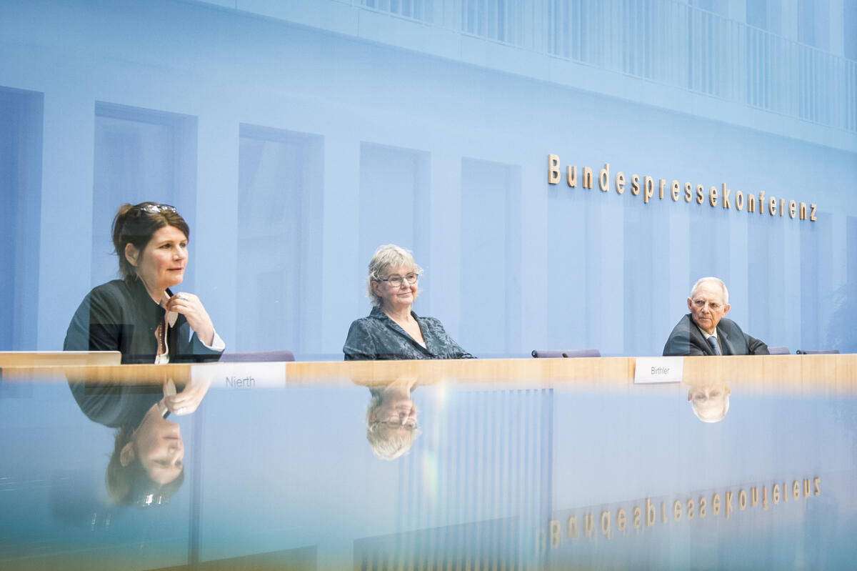 Pressekonferenz zur ersten Sitzung des Bürgerrates in der Bundespressekonferenz: (l-r) Claudine Nierth, Vorstandssprecherin Mehr Demokratie e.V.; Marianne Birthler, Vorsitzende des Bürgerrates Deutschlands Rolle in der Welt; Bundestagspräsident Dr. Wolfgang Schäuble, CDU/CSU, MdB. Schäuble, Wolfgang Pressekonferenz zur ersten Sitzung des Bürgerrates in der Bundespressekonferenz: (l-r) Claudine Nierth, Vorstandssprecherin Mehr Demokratie e.V.; Marianne Birthler, Vorsitzende des Bürgerrates Deutschlands Rolle in der Welt; Bundestagspräsident Dr. Wolfgang Schäuble, CDU/CSU, MdB.