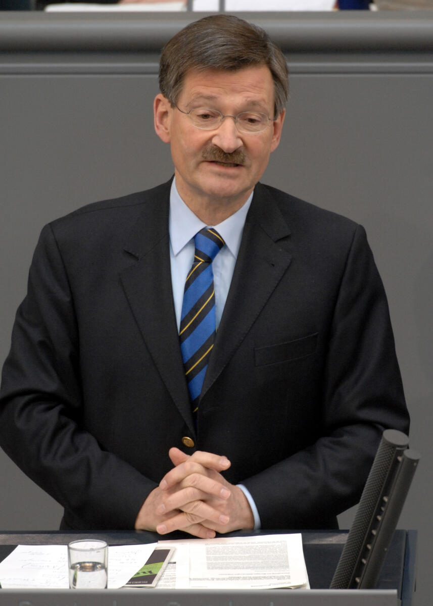 Dr. Hermann Otto Solms, FDP, Bundestagsabgeordneter, Abgeordneter, Mitglied des Deutschen Bundestages, MdB, Rede, Deutscher Bundestag, 136. Sitzung, TOP 4, Thema: Managervergütung, Redner 3.; Rednerpult. Solms, Hermann Otto Dr. Hermann Otto Solms, FDP, Bundestagsabgeordneter, Abgeordneter, Mitglied des Deutschen Bundestages, MdB, Rede, Deutscher Bundestag, 136. Sitzung, TOP 4, Thema: Managervergütung, Redner 3.; Rednerpult.