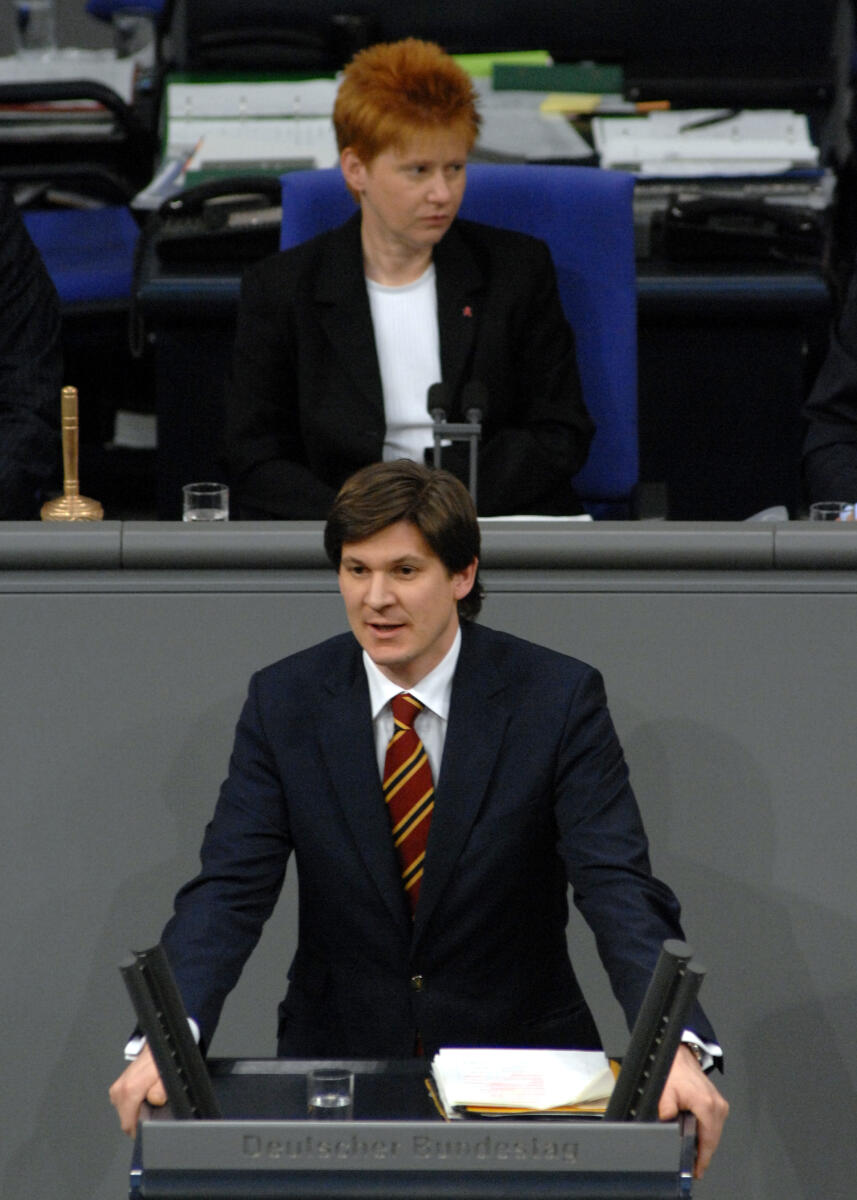 Ole Schröder, CDU/CSU, Bundestagsabgeordneter, Abgeordneter, Mitglied des Deutschen Bundestages, MdB, Rede, Deutscher Bundestag, 130. Sitzung, Epl 17, Haushalt, Thema: Familie. Vorsitz: Bundestagsvizepräsidentin Petra Pau, DIE LINKE.; Rednerpult. Schröder, Ole; Pau, Petra Ole Schröder, CDU/CSU, Bundestagsabgeordneter, Abgeordneter, Mitglied des Deutschen Bundestages, MdB, Rede, Deutscher Bundestag, 130. Sitzung, Epl 17, Haushalt, Thema: Familie. Vorsitz: Bundestagsvizepräsidentin Petra Pau, DIE LINKE.; Rednerpult.