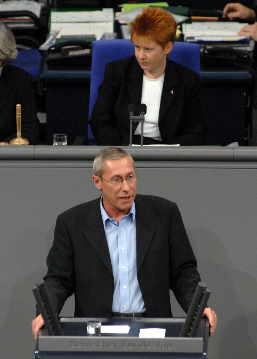 Roland Claus, DIE LINKE., Bundestagsabgeordneter, Abgeordneter, Mitglied des Deutschen Bundestages, MdB, Rede, Deutscher Bundestag, 130. Sitzung, Epl 17, Haushalt, Thema: Familie. Vorsitz: Bundestagsvizepräsidentin Petra Pau, DIE LINKE.; Rednerpult. Claus, Roland; Pau, Petra Roland Claus, DIE LINKE., Bundestagsabgeordneter, Abgeordneter, Mitglied des Deutschen Bundestages, MdB, Rede, Deutscher Bundestag, 130. Sitzung, Epl 17, Haushalt, Thema: Familie. Vorsitz: Bundestagsvizepräsidentin Petra Pau, DIE LINKE.; Rednerpult.