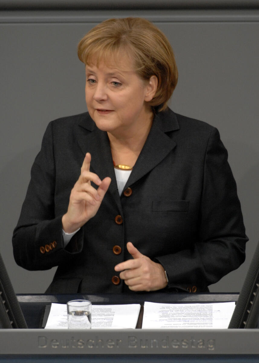 Dr. Angela Merkel, Bundeskanzlerin, CDU/CSU, Bundestagsabgeordnete, Abgeordnete, Mitglied des Deutschen Bundestages, MdB, Rede, Deutscher Bundestag, 129. Sitzung, Epl 04, Haushalt, Thema: Bundeskanzleramt, Redner 2.; Rednerpult. Merkel, Angela Dr. Angela Merkel, Bundeskanzlerin, CDU/CSU, Bundestagsabgeordnete, Abgeordnete, Mitglied des Deutschen Bundestages, MdB, Rede, Deutscher Bundestag, 129. Sitzung, Epl 04, Haushalt, Thema: Bundeskanzleramt, Redner 2.; Rednerpult.