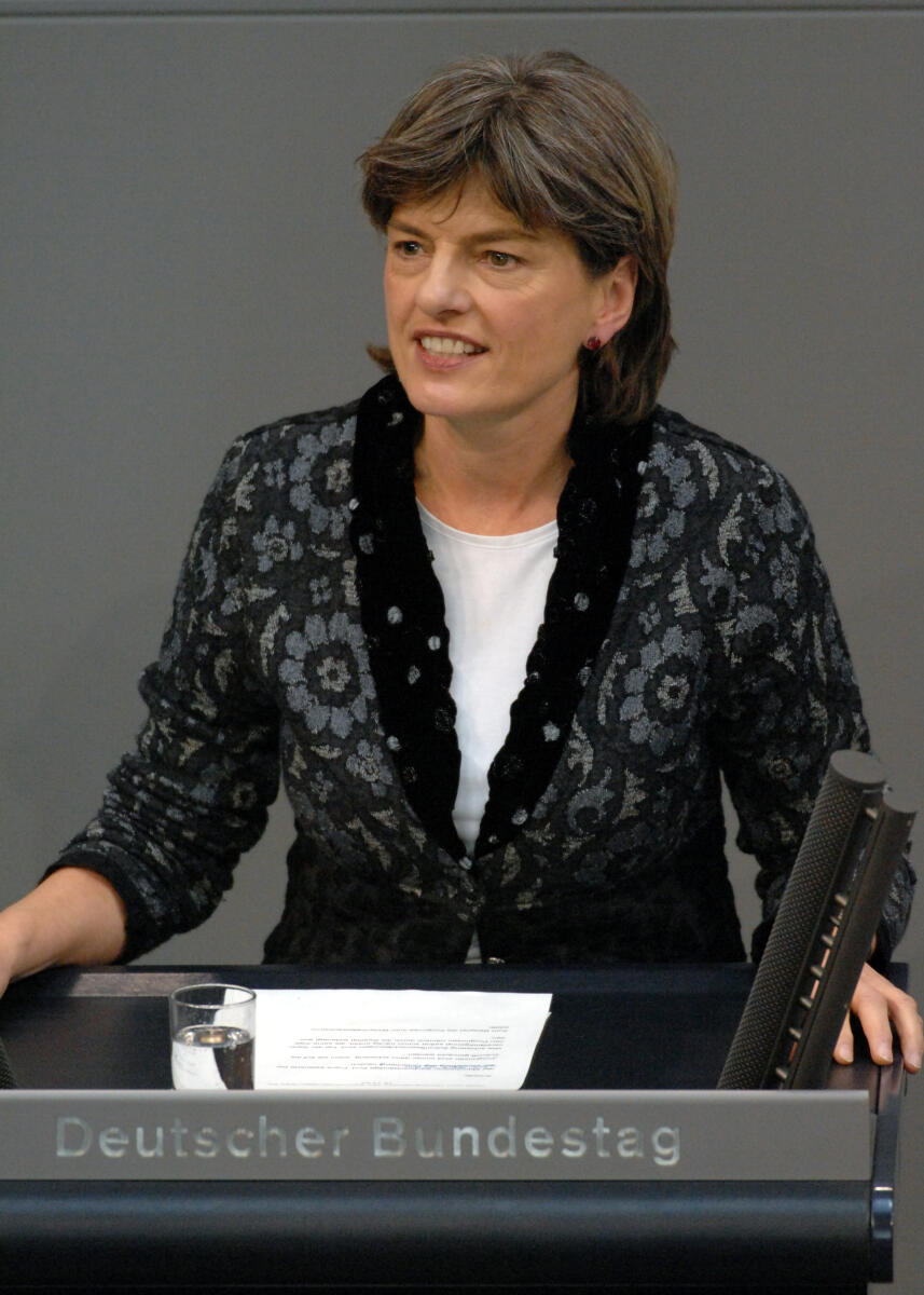 Ute Berg, SPD, Bundestagsabgeordnete, Abgeordnete, Mitglied des Deutschen Bundestages, MdB, Rede, Deutscher Bundestag, 126. Sitzung, TOP 5, Thema: Mahnungen des Sachverständigenrates, Redner 10.; Rednerpult. Berg, Ute Ute Berg, SPD, Bundestagsabgeordnete, Abgeordnete, Mitglied des Deutschen Bundestages, MdB, Rede, Deutscher Bundestag, 126. Sitzung, TOP 5, Thema: Mahnungen des Sachverständigenrates, Redner 10.; Rednerpult.