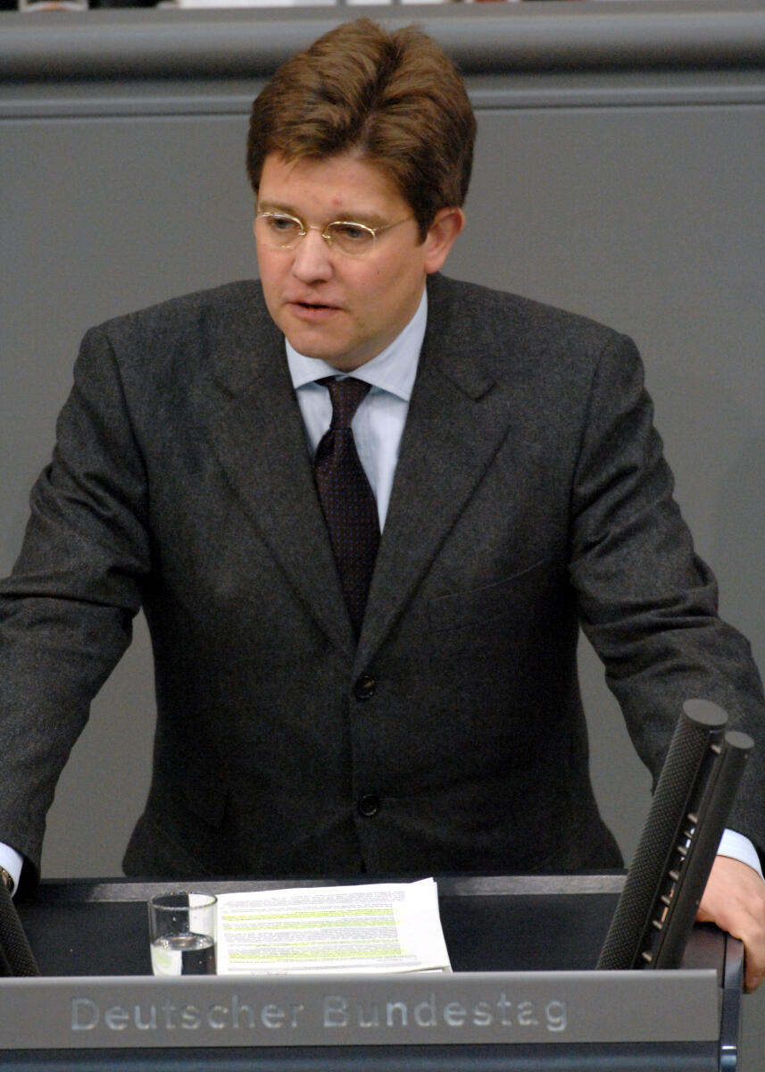 Eckart von Klaeden, CDU/CSU, Bundestagsabgeordneter, Abgeordneter, Mitglied des Deutschen Bundestages, MdB, Rede, Deutscher Bundestag, 126. Sitzung, TOP 6, Thema: OEF-Mandat, Redner 8.; Rednerpult. Klaeden, Eckart von Eckart von Klaeden, CDU/CSU, Bundestagsabgeordneter, Abgeordneter, Mitglied des Deutschen Bundestages, MdB, Rede, Deutscher Bundestag, 126. Sitzung, TOP 6, Thema: OEF-Mandat, Redner 8.; Rednerpult.