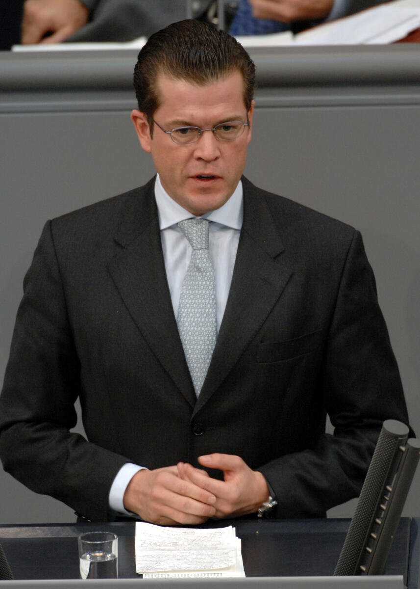 Dr. Karl-Theodor Frhr. zu Guttenberg, CDU/CSU, Bundestagsabgeordneter, Abgeordneter, Mitglied des Deutschen Bundestages, MdB, Rede, Deutscher Bundestag, 123. Sitzung, TOP 3, Thema: Fortsetzung Einsatz an Operation Enduring Freedom, Redner 7.; Rednerpult. Guttenberg, Karl-Theodor Freiherr zu Dr. Karl-Theodor Frhr. zu Guttenberg, CDU/CSU, Bundestagsabgeordneter, Abgeordneter, Mitglied des Deutschen Bundestages, MdB, Rede, Deutscher Bundestag, 123. Sitzung, TOP 3, Thema: Fortsetzung Einsatz an Operation Enduring Freedom, Redner 7.; Rednerpult.