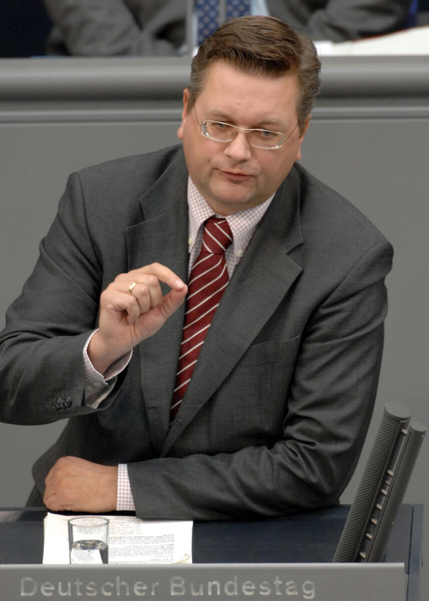 Grindel, Reinhard Reinhard Grindel, CDU/CSU, Bundestagsabgeordneter, Abgeordneter, Mitglied des Deutschen Bundestages, MdB, Rede, Deutscher Bundestag, 123. Sitzung, TOP 4,  Thema: Nationaler Integrationsplan, Redner 12.; Rednerpult.