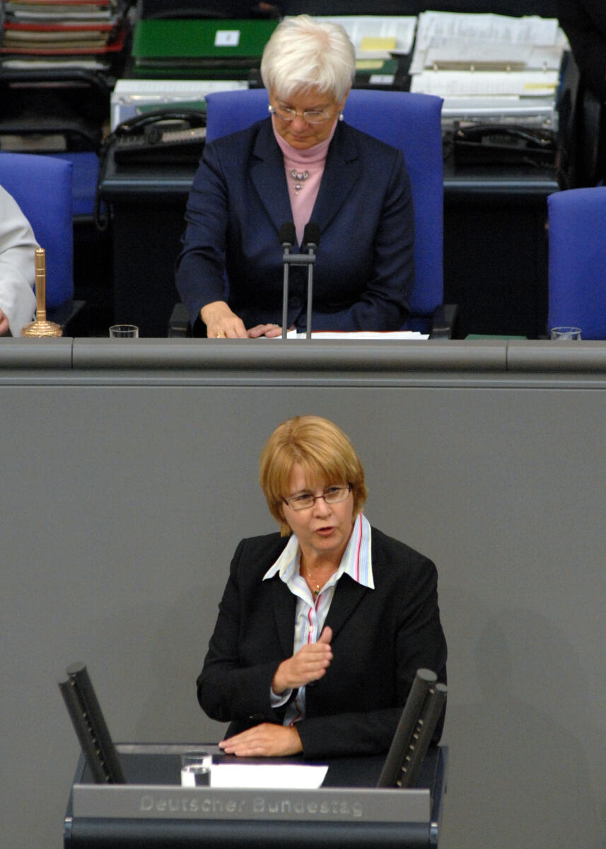 Krista Sager, Bündnis 90/Die Grünen, Bundestagsabgeordnete, Abgeordnete, Mitglied des Deutschen Bundestages, MdB, Rede, Deutscher Bundestag, 118. Sitzung, TOP 4, Thema: Ausbau der Kindertagesbetreuung. Vorsitz: Bundestagsvizepräsidentin Gerda Hasselfeldt, CDU/CSU.; Rednerpult. Sager, Krista; Hasselfeldt, Gerda Krista Sager, Bündnis 90/Die Grünen, Bundestagsabgeordnete, Abgeordnete, Mitglied des Deutschen Bundestages, MdB, Rede, Deutscher Bundestag, 118. Sitzung, TOP 4, Thema: Ausbau der Kindertagesbetreuung. Vorsitz: Bundestagsvizepräsidentin Gerda Hasselfeldt, CDU/CSU.; Rednerpult.