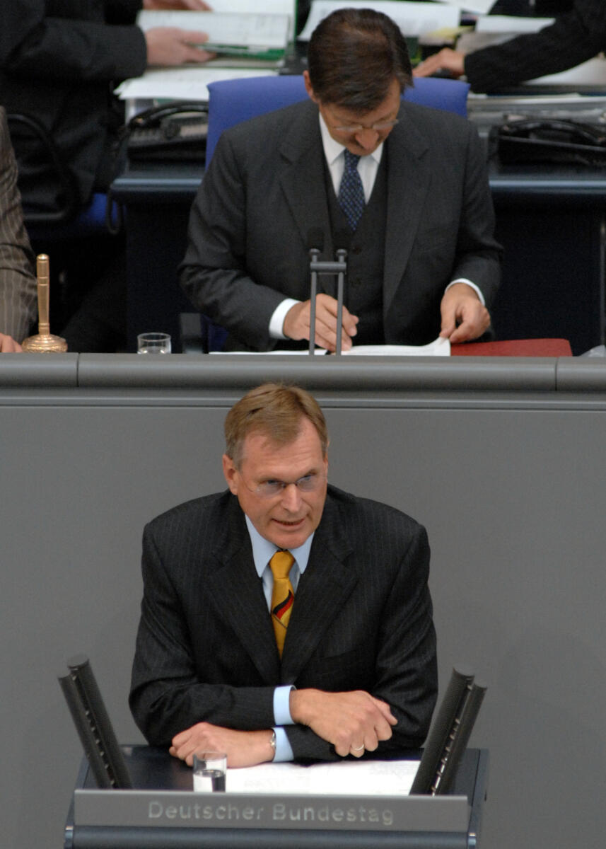 Singhammer, Johannes; Solms, Hermann Otto Johannes Singhammer, CDU/CSU, Bundestagsabgeordneter, Abgeordneter, Mitglied des Deutschen Bundestages, MdB, Rede, Deutscher Bundestag, 118. Sitzung, TOP 4,  Thema: Ausbau der Kindertagesbetreuung. Vorsitz: Bundestagsvizepräsident Dr. Hermann Otto Solms, FDP.; Rednerpult.