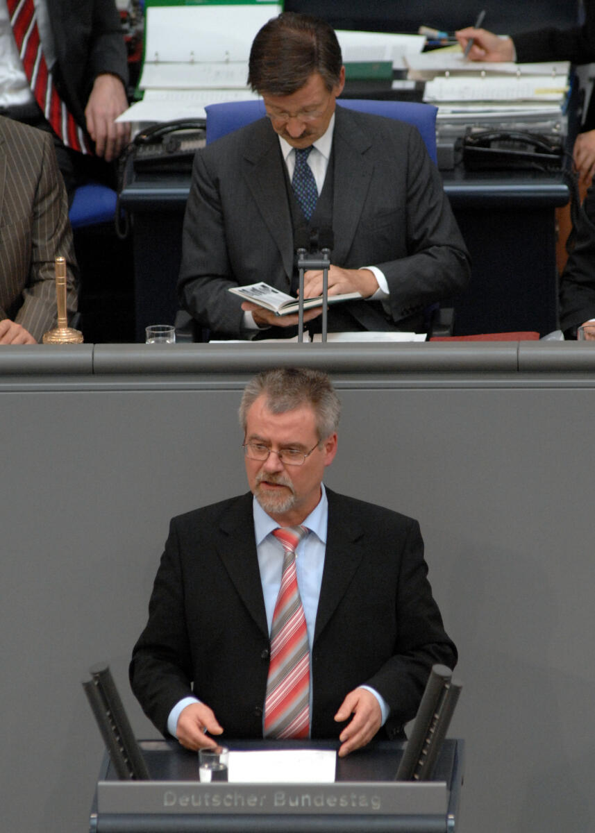 Dieter Steinecke, SPD, Bundestagsabgeordneter, Abgeordneter, Mitglied des Deutschen Bundestages, MdB, Rede, Deutscher Bundestag, 118. Sitzung, TOP 4, "Ausbau der Kindertagesbetreuung". Vorsitz: Bundestagsvizepräsident Dr. Hermann Otto Solms, FDP.; Rednerpult. Steinecke, Dieter; Solms, Hermann Otto Dieter Steinecke, SPD, Bundestagsabgeordneter, Abgeordneter, Mitglied des Deutschen Bundestages, MdB, Rede, Deutscher Bundestag, 118. Sitzung, TOP 4, "Ausbau der Kindertagesbetreuung". Vorsitz: Bundestagsvizepräsident Dr. Hermann Otto Solms, FDP.; Rednerpult.