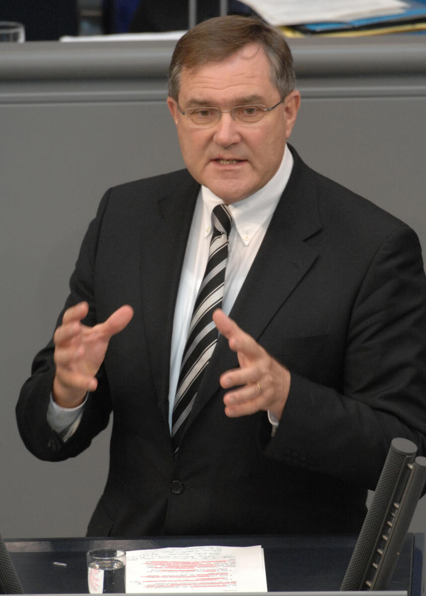 Dr. Franz Josef Jung, BMin., CDU/CSU, Bundestagsabgeordneter, Abgeordneter, Mitglied des Deutschen Bundestages, MdB, Rede, Deutscher Bundestag, 115. Sitzung, TOP 3, Thema: Afghanistan-Einsatz, Redner 3.; Rednerpult. Jung, Franz Josef Dr. Franz Josef Jung, BMin., CDU/CSU, Bundestagsabgeordneter, Abgeordneter, Mitglied des Deutschen Bundestages, MdB, Rede, Deutscher Bundestag, 115. Sitzung, TOP 3, Thema: Afghanistan-Einsatz, Redner 3.; Rednerpult.