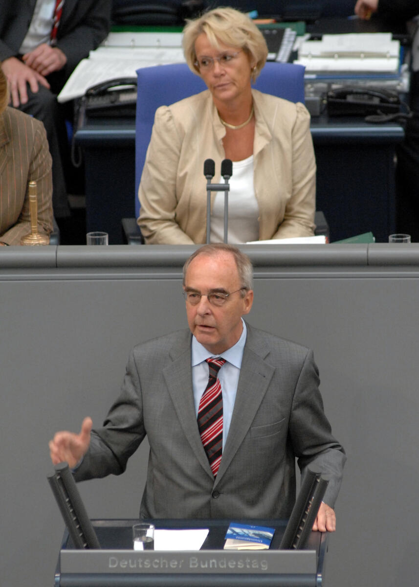 Volker Kröning, SPD, Bundestagsabgeordneter, Abgeordneter, Mitglied des Deutschen Bundestages, MdB, Rede, Deutscher Bundestag, 115. Sitzung, TOP 4, Thema: Sicherung der Handlungsfähigkeit von Haushaltspolitik. Vorsitz: Bundestagsvizepräsidentin Dr. h. c. Susanne Kastner, SPD.; Rednerpult. Kröning, Volker; Kastner, Susanne Volker Kröning, SPD, Bundestagsabgeordneter, Abgeordneter, Mitglied des Deutschen Bundestages, MdB, Rede, Deutscher Bundestag, 115. Sitzung, TOP 4, Thema: Sicherung der Handlungsfähigkeit von Haushaltspolitik. Vorsitz: Bundestagsvizepräsidentin Dr. h. c. Susanne Kastner, SPD.; Rednerpult.