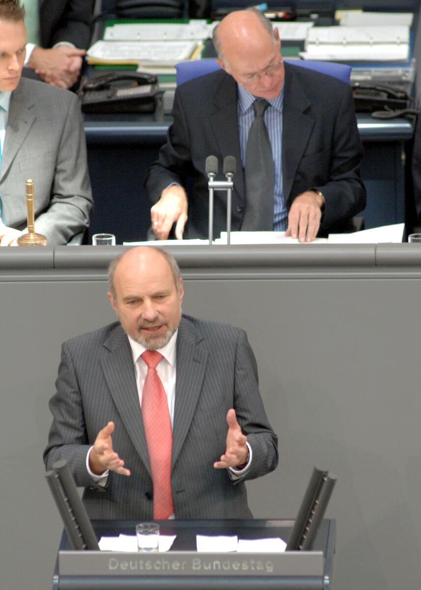 Rainer Arnold, SPD, Bundestagsabgeordneter, Abgeordneter, Mitglied des Deutschen Bundestages, MdB, Rede, Deutscher Bundestag, 115. Sitzung, TOP 3, Thema: Afghanistan-Einsatz. Vorsitz: Bundestagspräsident Dr. Norbert Lammert, CDU/CSU.; Rednerpult. Arnold, Rainer; Lammert, Norbert Rainer Arnold, SPD, Bundestagsabgeordneter, Abgeordneter, Mitglied des Deutschen Bundestages, MdB, Rede, Deutscher Bundestag, 115. Sitzung, TOP 3, Thema: Afghanistan-Einsatz. Vorsitz: Bundestagspräsident Dr. Norbert Lammert, CDU/CSU.; Rednerpult.