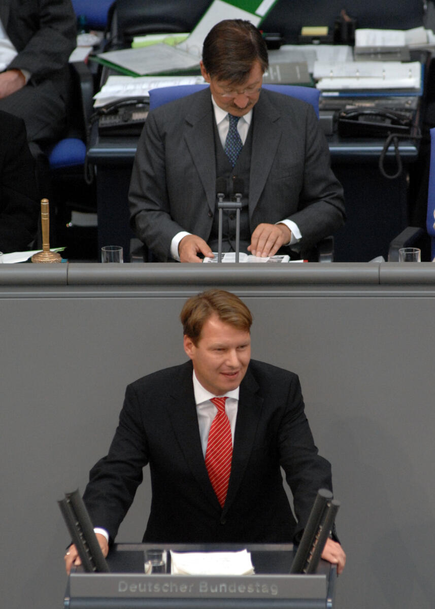 Klaas Hübner, SPD, Bundestagsabgeordneter, Abgeordneter, Mitglied des Deutschen Bundestages, MdB, Rede, Deutscher Bundestag, 111. Sitzung, TOP 2, Epl 04, Einbringung Haushaltsgesetz 2008, Thema: Bundeskanzleramt. Vorsitz: Bundestagsvizepräsident Dr. Hermann Otto Solms, FDP.; Rednerpult. Hübner, Klaas; Solms, Hermann Otto Klaas Hübner, SPD, Bundestagsabgeordneter, Abgeordneter, Mitglied des Deutschen Bundestages, MdB, Rede, Deutscher Bundestag, 111. Sitzung, TOP 2, Epl 04, Einbringung Haushaltsgesetz 2008, Thema: Bundeskanzleramt. Vorsitz: Bundestagsvizepräsident Dr. Hermann Otto Solms, FDP.; Rednerpult.