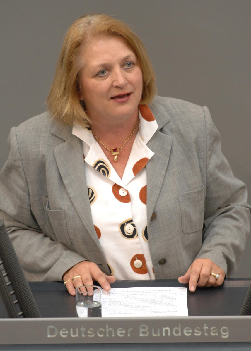 Sabine Leutheusser-Schnarrenberger, FDP, Bundestagsabgeordnete, Abgeordnete, Mitglied des Deutschen Bundestages, MdB, Rede, Deutscher Bundestag, 105. Sitzung, TOP 4, Thema: Lebenspartnerschaftsrecht, Redner 1.; Rednerpult. Leutheusser-Schnarrenberger, Sabine Sabine Leutheusser-Schnarrenberger, FDP, Bundestagsabgeordnete, Abgeordnete, Mitglied des Deutschen Bundestages, MdB, Rede, Deutscher Bundestag, 105. Sitzung, TOP 4, Thema: Lebenspartnerschaftsrecht, Redner 1.; Rednerpult.