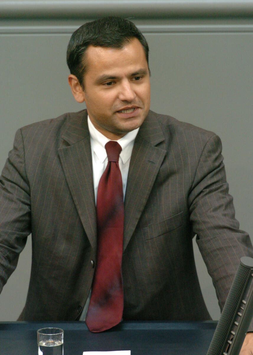 Edathy, Sebastian Sebastian Edathy, SPD, Bundestagsabgeordneter, Abgeordneter, Mitglied des Deutschen Bundestages, MdB, Rede, Deutscher Bundestag, 103. Sitzung, TOP 14, Thema: Aufenthalts- und Asylrecht, Integration, Redner 7.; Rednerpult.