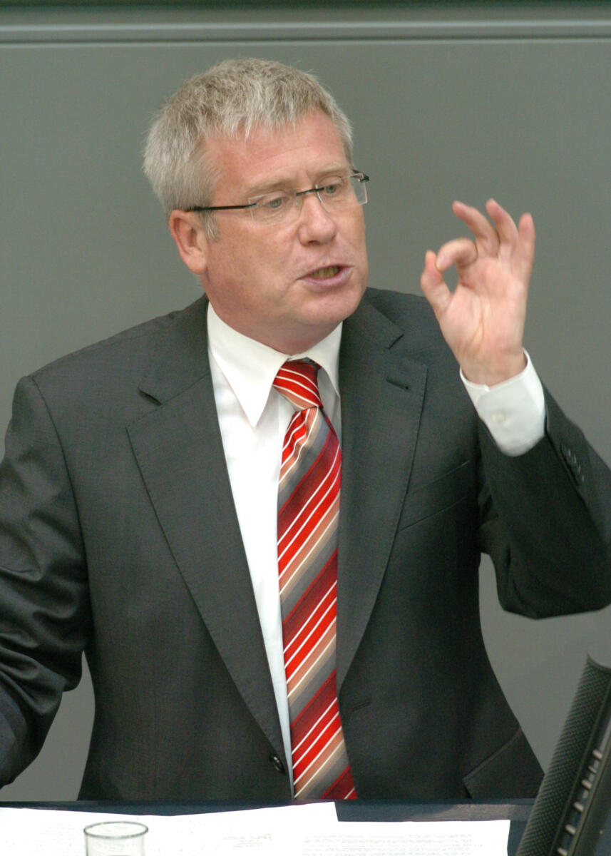 Körper, Fritz Rudolf Fritz Rudolf Körper, SPD, MdB, Rede im Deutschen Bundestag, Plenarsitzung Nr. 103, TOP 14, Thema: Aufenthalts- und Asylrecht, Integration.; Rednerpult, Bundestagsabgeordneter, Abgeordneter, Gestik