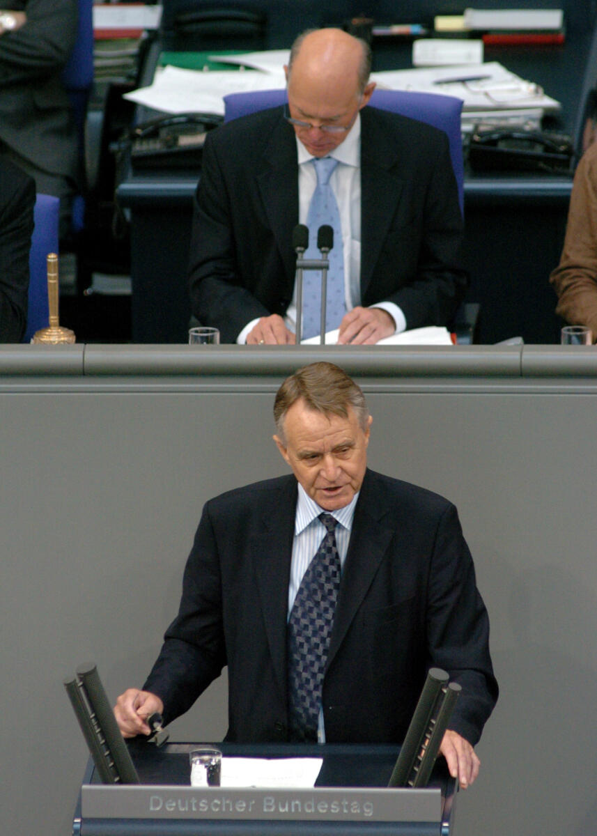 Klose, Hans-Ulrich; Lammert, Norbert Hans-Ulrich Klose, SPD, Bundestagsabgeordneter, Abgeordneter, Mitglied des Deutschen Bundestages, MdB, Rede, Deutscher Bundestag, 103. Sitzung, TOP 13, Thema: Europ. Rat im Juni, EU-Politik, Vorsitz: Bundestagspräsident Dr. Norbert Lammert, CDU/CSU.; Rednerpult.