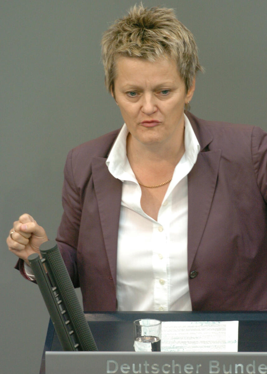 Renate Künast, Bündnis 90/Die Grünen, Bundestagsabgeordnete, Abgeordnete, Mitglied des Deutschen Bundestages, MdB, Rede, Deutscher Bundestag, 103. Sitzung, TOP 13, Thema: Europ. Rat im Juni, EU-Politik, Redner 6.; Rednerpult. Künast, Renate Renate Künast, Bündnis 90/Die Grünen, Bundestagsabgeordnete, Abgeordnete, Mitglied des Deutschen Bundestages, MdB, Rede, Deutscher Bundestag, 103. Sitzung, TOP 13, Thema: Europ. Rat im Juni, EU-Politik, Redner 6.; Rednerpult.
