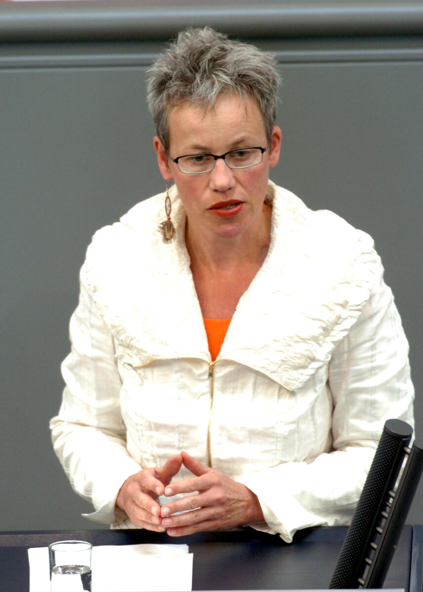 Birgitt Bender, Bündnis 90/Die Grünen, MdB, Rede im Deutschen Bundestag, Plenarsitzung Nr. 100,TOP 5, Thema: Gendiagnostikgesetz.; Bundestagsabgeordnete, Abgeordnete, Rednerpult, Sitzung, Plenum Bender, Birgitt Birgitt Bender, Bündnis 90/Die Grünen, MdB, Rede im Deutschen Bundestag, Plenarsitzung Nr. 100,TOP 5, Thema: Gendiagnostikgesetz.; Bundestagsabgeordnete, Abgeordnete, Rednerpult, Sitzung, Plenum
