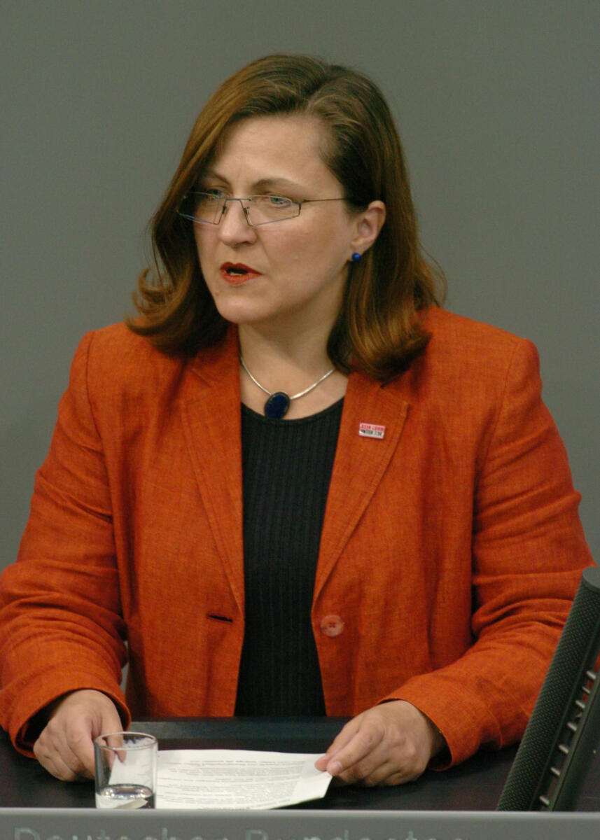 Karin Binder, DIE LINKE., MdB, Rede im Deutschen Bundestag, Plenarsitzung Nr. 97, TOP 3, Thema: Gesunde Ernährung und Bewegung.; Bundestagsabgeordnete, Abgeordnete, Rednerpult, Sitzung, Plenum Binder, Karin Karin Binder, DIE LINKE., MdB, Rede im Deutschen Bundestag, Plenarsitzung Nr. 97, TOP 3, Thema: Gesunde Ernährung und Bewegung.; Bundestagsabgeordnete, Abgeordnete, Rednerpult, Sitzung, Plenum