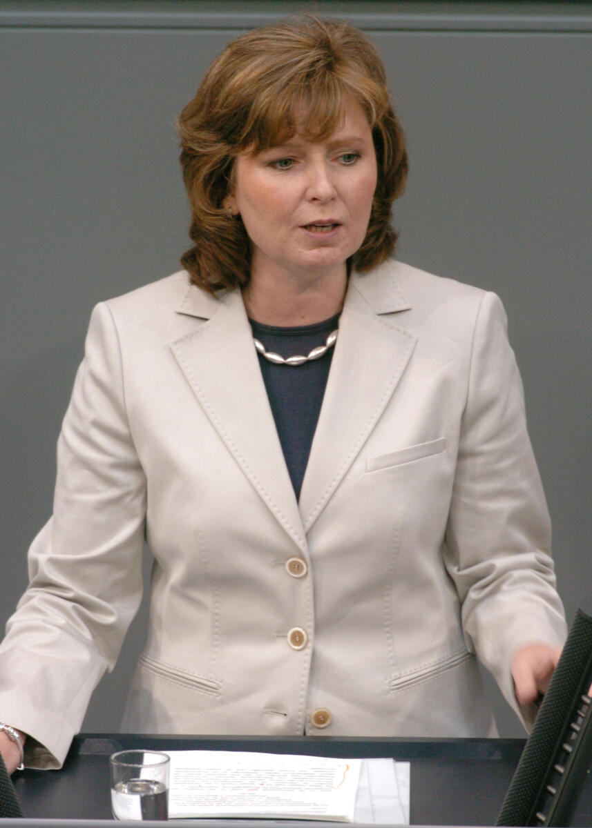 Hinz, Petra Petra Hinz, SPD, MdB, Rede im Deutschen Bundestag, Plenarsitzung Nr. 97, TOP 4, Thema: Bürgerschaftliches Engagement.; Bundestagsabgeordnete, Abgeordnete, Rednerpult, Sitzung, Plenum
