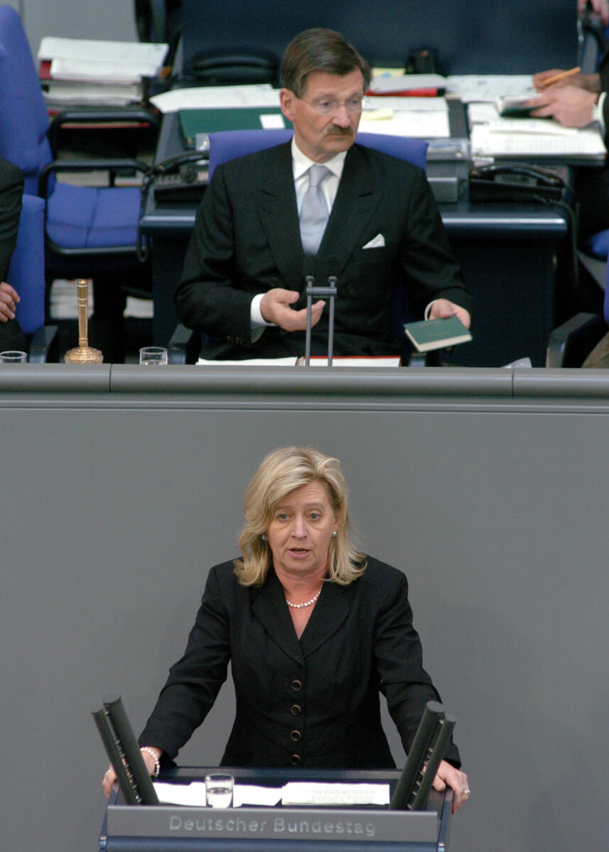 Gabriele Groneberg, SPD, Bundestagsabgeordnete, Abgeordnete, Mitglied des Deutschen Bundestages, MdB, Rede, Deutscher Bundestag, 94. Sitzung, TOP 4, Thema: Klimapolitik, Klimaschutz. Vorsitz: Bundestagsvizepräsident Dr. Hermann Otto Solms, FDP.; Rednerpult. Groneberg, Gabriele; Solms, Hermann Otto Gabriele Groneberg, SPD, Bundestagsabgeordnete, Abgeordnete, Mitglied des Deutschen Bundestages, MdB, Rede, Deutscher Bundestag, 94. Sitzung, TOP 4, Thema: Klimapolitik, Klimaschutz. Vorsitz: Bundestagsvizepräsident Dr. Hermann Otto Solms, FDP.; Rednerpult.