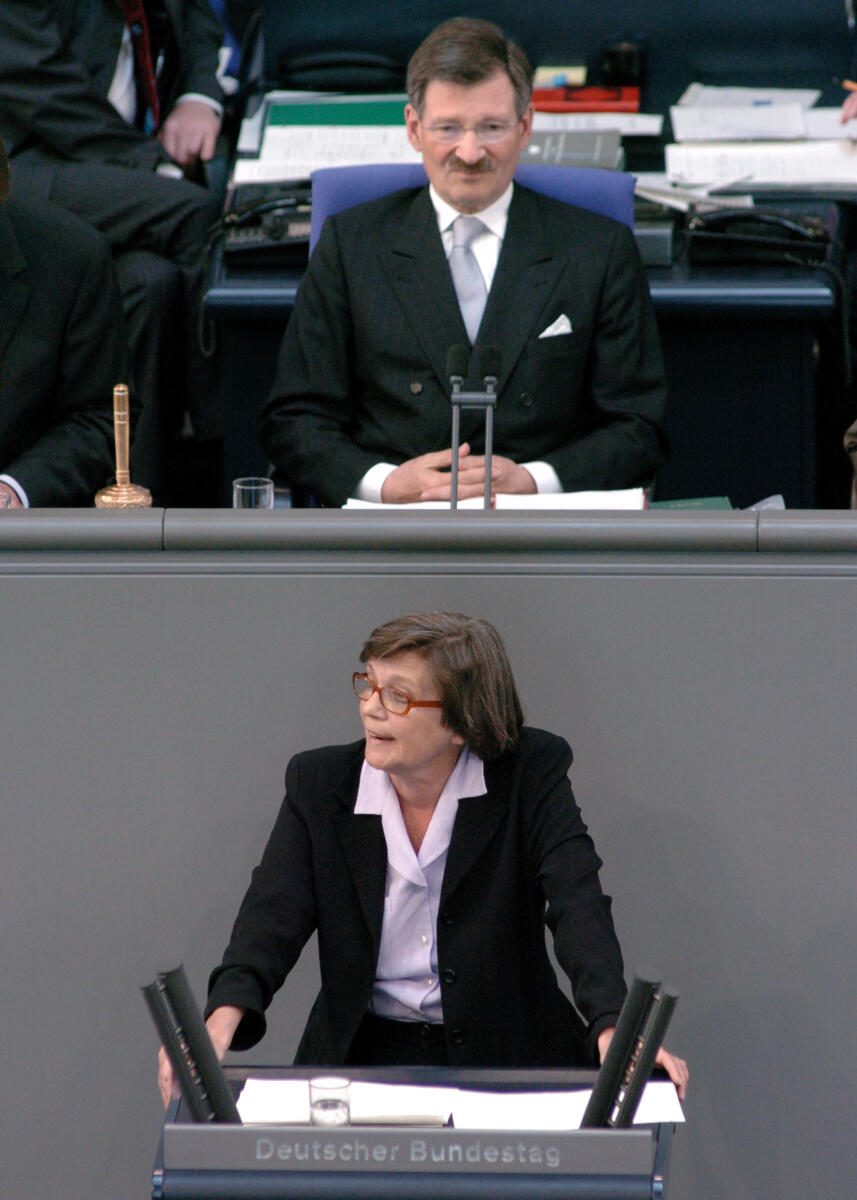 Ulla Lötzer, DIE LINKE, Bundestagsabgeordnete, Abgeordnete, Mitglied des Deutschen Bundestages, MdB, Rede, Deutscher Bundestag, 94. Sitzung, TOP 5, Thema: Mindestlöhne. Vorsitz: Bundestagsvizepräsident Dr. Hermann Otto Solms, FDP.; Rednerpult. Lötzer, Ulla; Solms, Hermann Otto Ulla Lötzer, DIE LINKE, Bundestagsabgeordnete, Abgeordnete, Mitglied des Deutschen Bundestages, MdB, Rede, Deutscher Bundestag, 94. Sitzung, TOP 5, Thema: Mindestlöhne. Vorsitz: Bundestagsvizepräsident Dr. Hermann Otto Solms, FDP.; Rednerpult.
