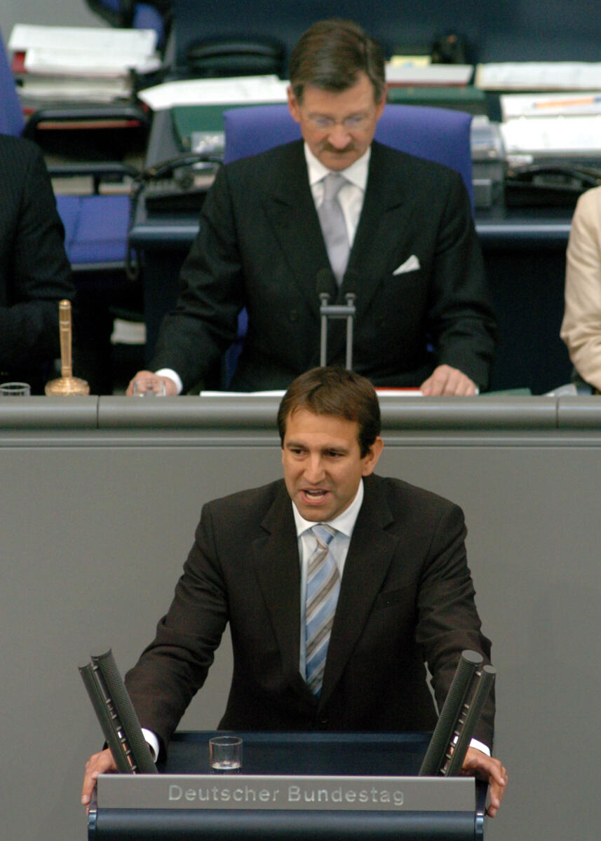 Andreas Jung, CDU/CSU, Bundestagsabgeordneter, Abgeordneter, Mitglied des Deutschen Bundestages, MdB, Rede, Deutscher Bundestag, 94. Sitzung, TOP 4, Thema: Klimapolitik, Klimaschutz. Vorsitz: Bundestagsvizepräsident Dr. Hermann Otto Solms, FDP.; Rednerpult. Jung, Andreas; Solms, Hermann Otto Andreas Jung, CDU/CSU, Bundestagsabgeordneter, Abgeordneter, Mitglied des Deutschen Bundestages, MdB, Rede, Deutscher Bundestag, 94. Sitzung, TOP 4, Thema: Klimapolitik, Klimaschutz. Vorsitz: Bundestagsvizepräsident Dr. Hermann Otto Solms, FDP.; Rednerpult.