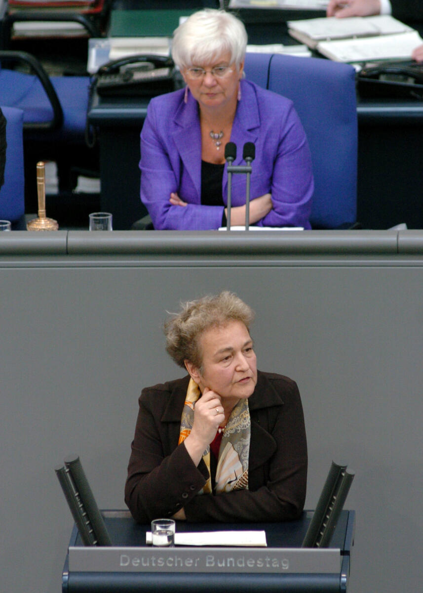 Dr. Herta Däubler-Gmelin, SPD, Bundestagsabgeordnete, Abgeordnete, Mitglied des Deutschen Bundestages, MdB, Rede, Deutscher Bundestag, 91. Sitzung, TOP 3, Thema: Patientenverfügungen. Vorsitz: Bundestagvizepräsidentin Gerda Hasselfeldt, CDU/CSU.; Rednerpult. Däubler-Gmelin, Herta; Hasselfeldt, Gerda Dr. Herta Däubler-Gmelin, SPD, Bundestagsabgeordnete, Abgeordnete, Mitglied des Deutschen Bundestages, MdB, Rede, Deutscher Bundestag, 91. Sitzung, TOP 3, Thema: Patientenverfügungen. Vorsitz: Bundestagvizepräsidentin Gerda Hasselfeldt, CDU/CSU.; Rednerpult.