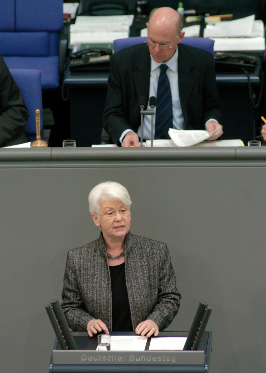 Christel Riemann-Hanewinckel, SPD, Bundestagsabgeordnete, Abgeordnete, Mitglied des Deutschen Bundestages, MdB, Rede, Deutscher Bundestag, 85. Sitzung, TOP 3, Thema: Schutz und Förderung von Frauen. Vorsitz: Bundestagspräsident Dr. Norbert Lammert, CDU/CSU.; Rednerpult. Riemann-Hanewinckel, Christel; Lammert, Norbert Christel Riemann-Hanewinckel, SPD, Bundestagsabgeordnete, Abgeordnete, Mitglied des Deutschen Bundestages, MdB, Rede, Deutscher Bundestag, 85. Sitzung, TOP 3, Thema: Schutz und Förderung von Frauen. Vorsitz: Bundestagspräsident Dr. Norbert Lammert, CDU/CSU.; Rednerpult.