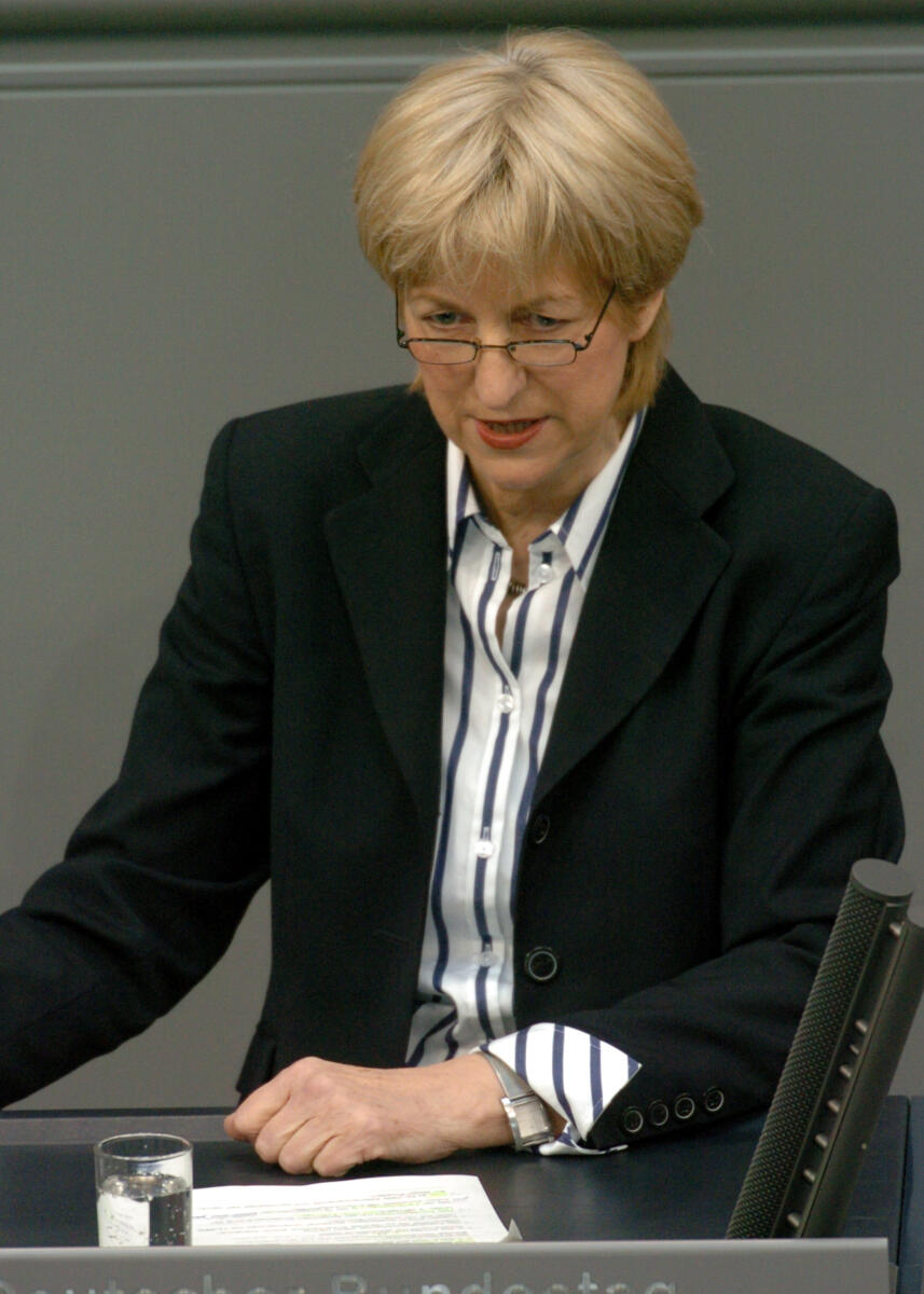 Ina Lenke, FDP, Bundestagsabgeordnete, Abgeordnete, Mitglied des Deutschen Bundestages, MdB, Rede, Deutscher Bundestag, 85. Sitzung, TOP 3, Thema: Schutz und Förderung von Frauen, Redner 2.; Rednerpult. Lenke, Ina Ina Lenke, FDP, Bundestagsabgeordnete, Abgeordnete, Mitglied des Deutschen Bundestages, MdB, Rede, Deutscher Bundestag, 85. Sitzung, TOP 3, Thema: Schutz und Förderung von Frauen, Redner 2.; Rednerpult.