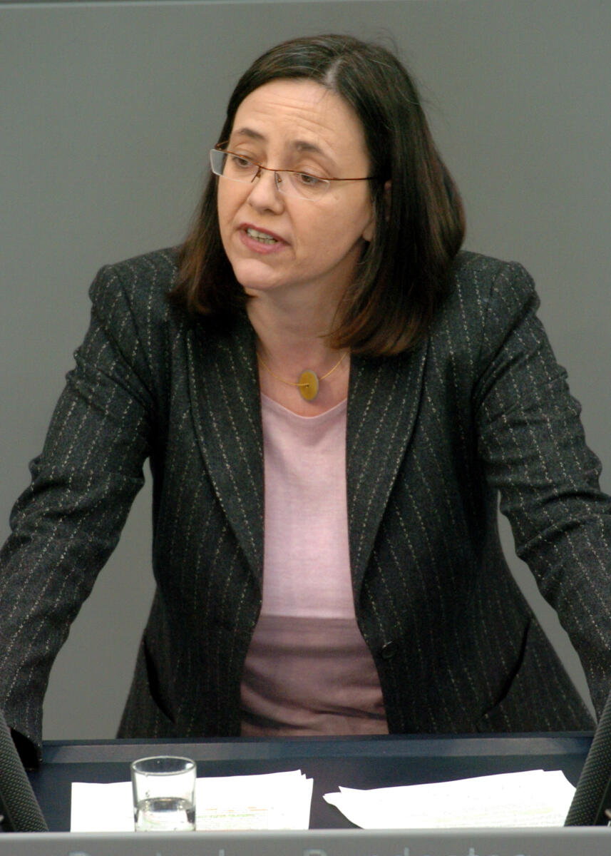 Kerstin Müller, Bündnis 90/Die Grünen, Bundestagsabgeordnete, Abgeordnete, Mitglied des Deutschen Bundestages, MdB, Rede, Deutscher Bundestag, 85. Sitzung, TOP 3, Thema: Schutz und Förderung von Frauen, Redner 10.; Rednerpult. Müller, Kerstin Kerstin Müller, Bündnis 90/Die Grünen, Bundestagsabgeordnete, Abgeordnete, Mitglied des Deutschen Bundestages, MdB, Rede, Deutscher Bundestag, 85. Sitzung, TOP 3, Thema: Schutz und Förderung von Frauen, Redner 10.; Rednerpult.