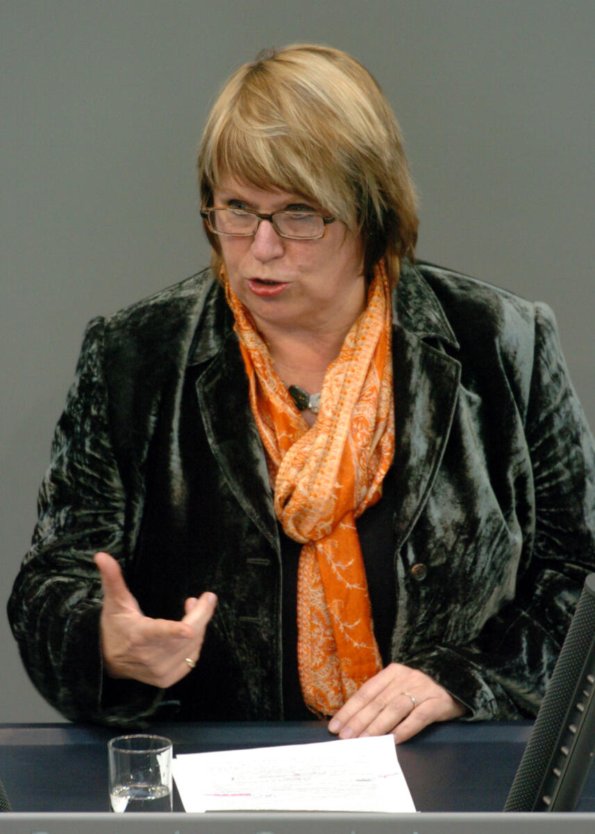 Angelika Graf, SPD, Bundestagsabgeordnete, Abgeordnete, Mitglied des Deutschen Bundestages, MdB, Rede, Deutscher Bundestag, 85. Sitzung, TOP 3, Thema: Schutz und Förderung von Frauen, Redner 11.; Rednerpult. Graf, Angelika Angelika Graf, SPD, Bundestagsabgeordnete, Abgeordnete, Mitglied des Deutschen Bundestages, MdB, Rede, Deutscher Bundestag, 85. Sitzung, TOP 3, Thema: Schutz und Förderung von Frauen, Redner 11.; Rednerpult.