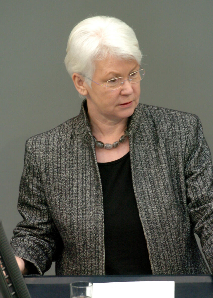 Christel Riemann-Hanewinckel, SPD, Bundestagsabgeordnete, Abgeordnete, Mitglied des Deutschen Bundestages, MdB, Rede, Deutscher Bundestag, 85. Sitzung, TOP 3, Thema: Schutz und Förderung von Frauen, Redner 13.; Rednerpult. Riemann-Hanewinckel, Christel Christel Riemann-Hanewinckel, SPD, Bundestagsabgeordnete, Abgeordnete, Mitglied des Deutschen Bundestages, MdB, Rede, Deutscher Bundestag, 85. Sitzung, TOP 3, Thema: Schutz und Förderung von Frauen, Redner 13.; Rednerpult.