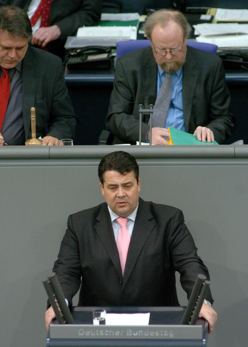 Sigmar Gabriel, Bundesminister für Umwelt, Naturschutz und Reaktorsicherheit, SPD, Bundestagsabgeordneter, Abgeordneter, Mitglied des Deutschen Bundestages, MdB, Rede, Deutscher Bundestag, 82. Sitzung, ZP 4 bis 12, Top 9, Thema: Klimaschutz, Kfz-Steuer. Vorsitz: Bundestagsvizepräsident Dr. Wolfgang Thierse, SPD.; Rednerpult. Gabriel, Sigmar; Thierse, Wolfgang Sigmar Gabriel, Bundesminister für Umwelt, Naturschutz und Reaktorsicherheit, SPD, Bundestagsabgeordneter, Abgeordneter, Mitglied des Deutschen Bundestages, MdB, Rede, Deutscher Bundestag, 82. Sitzung, ZP 4 bis 12, Top 9, Thema: Klimaschutz, Kfz-Steuer. Vorsitz: Bundestagsvizepräsident Dr. Wolfgang Thierse, SPD.; Rednerpult.