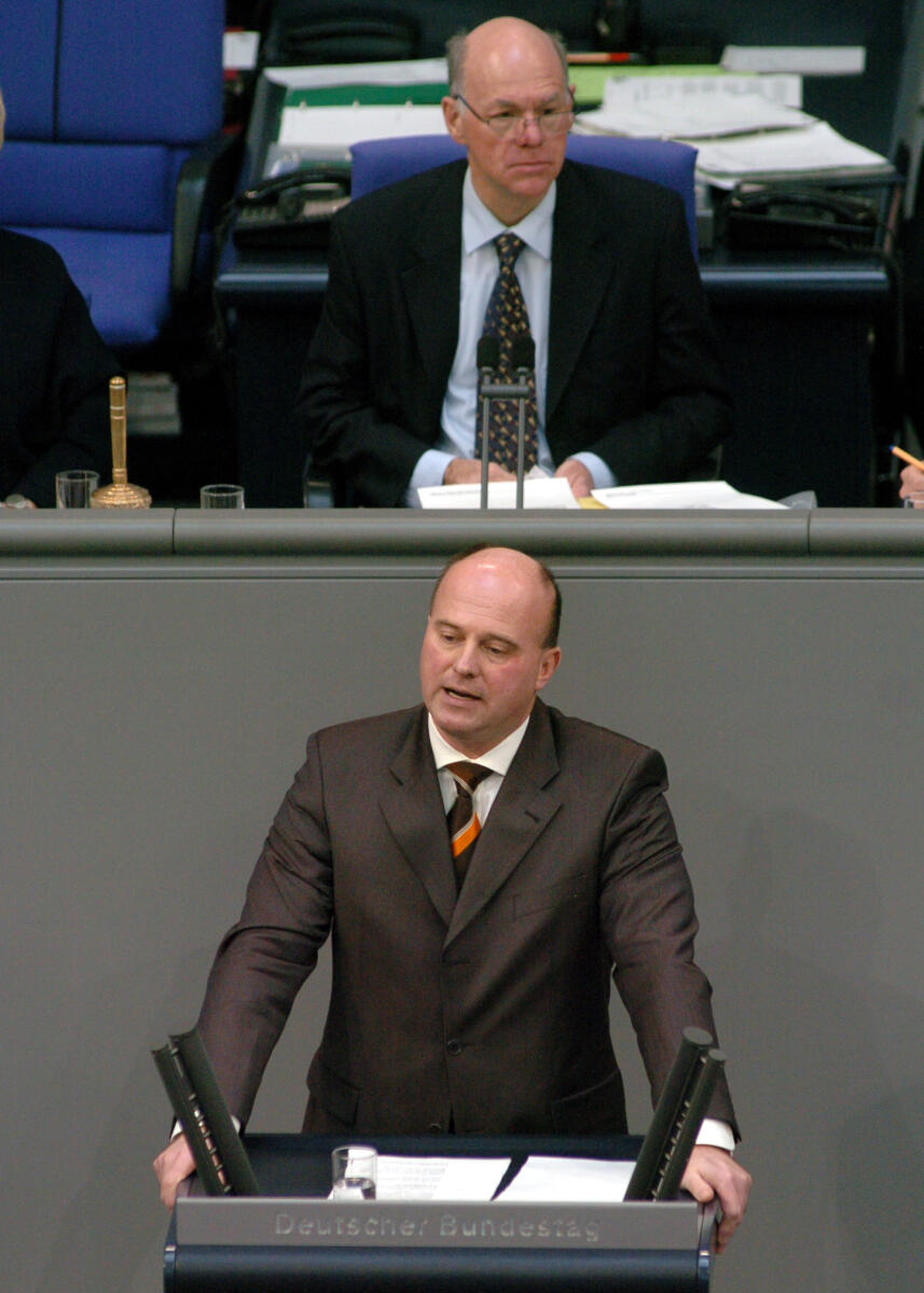 Koschyk, Hartmut; Lammert, Norbert Hartmut Koschyk, CDU/CSU, Bundestagsabgeordneter, Abgeordneter, Mitglied des Deutschen Bundestages, MdB, Rede, Deutscher Bundestag, 82. Sitzung, TOP 4 ZP 2 und 3, Thema: Reg. Erkl.: Bundeskanzlerin zum Europäischen Rat am 8. und 9. März 2007, Aussprache und Vorlagen. Vorsitz: Bundestagspräsident Dr. Norbert Lammert, CDU/CSU.; Rednerpult.