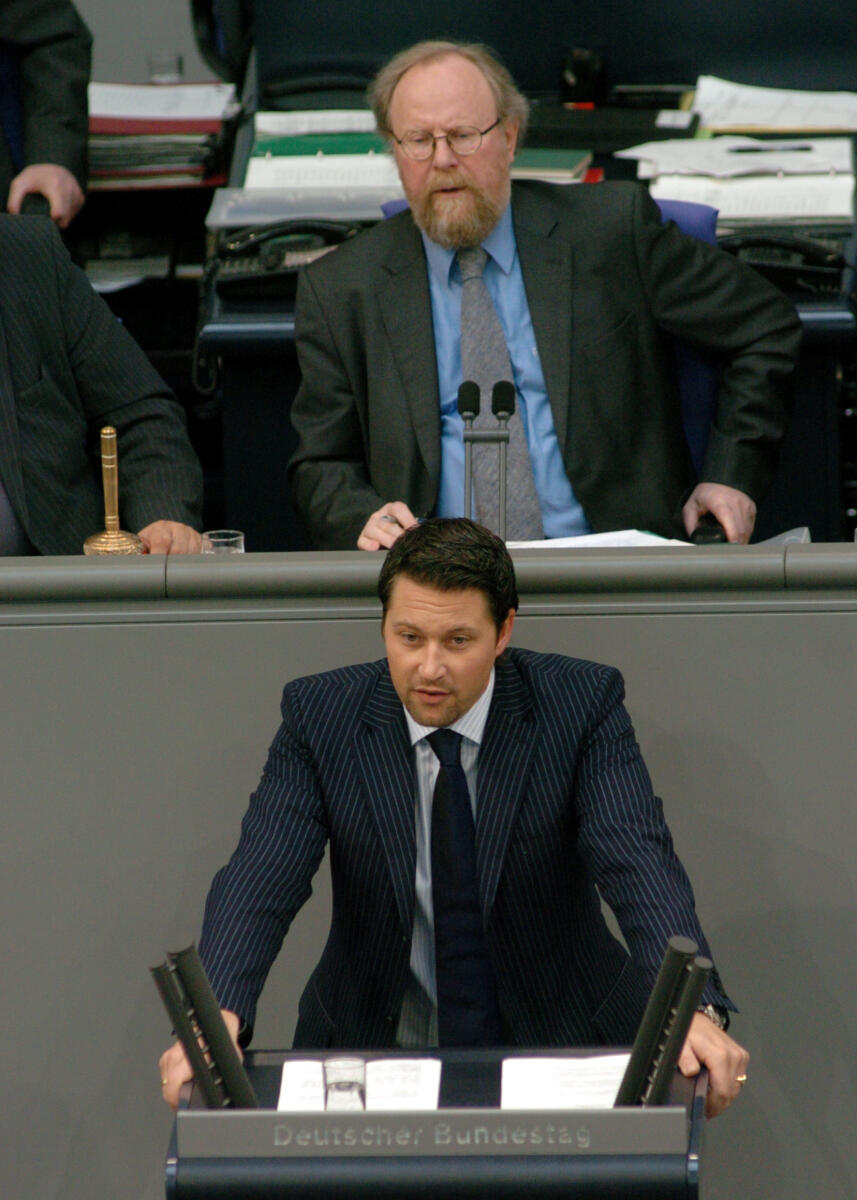 Dr. Andreas Scheuer, CDU/CSU, Bundestagsabgeordneter, Abgeordneter, Mitglied des Deutschen Bundestages, MdB, Rede, Deutscher Bundestag, 82. Sitzung, ZP 4 bis 12, Top 9, Thema: Klimaschutz, Kfz-Steuer. Vorsitz: Bundestagsvizepräsident Dr. Wolfgang Thierse, SPD.; Rednerpult. Scheuer, Andreas; Thierse, Wolfgang Dr. Andreas Scheuer, CDU/CSU, Bundestagsabgeordneter, Abgeordneter, Mitglied des Deutschen Bundestages, MdB, Rede, Deutscher Bundestag, 82. Sitzung, ZP 4 bis 12, Top 9, Thema: Klimaschutz, Kfz-Steuer. Vorsitz: Bundestagsvizepräsident Dr. Wolfgang Thierse, SPD.; Rednerpult.