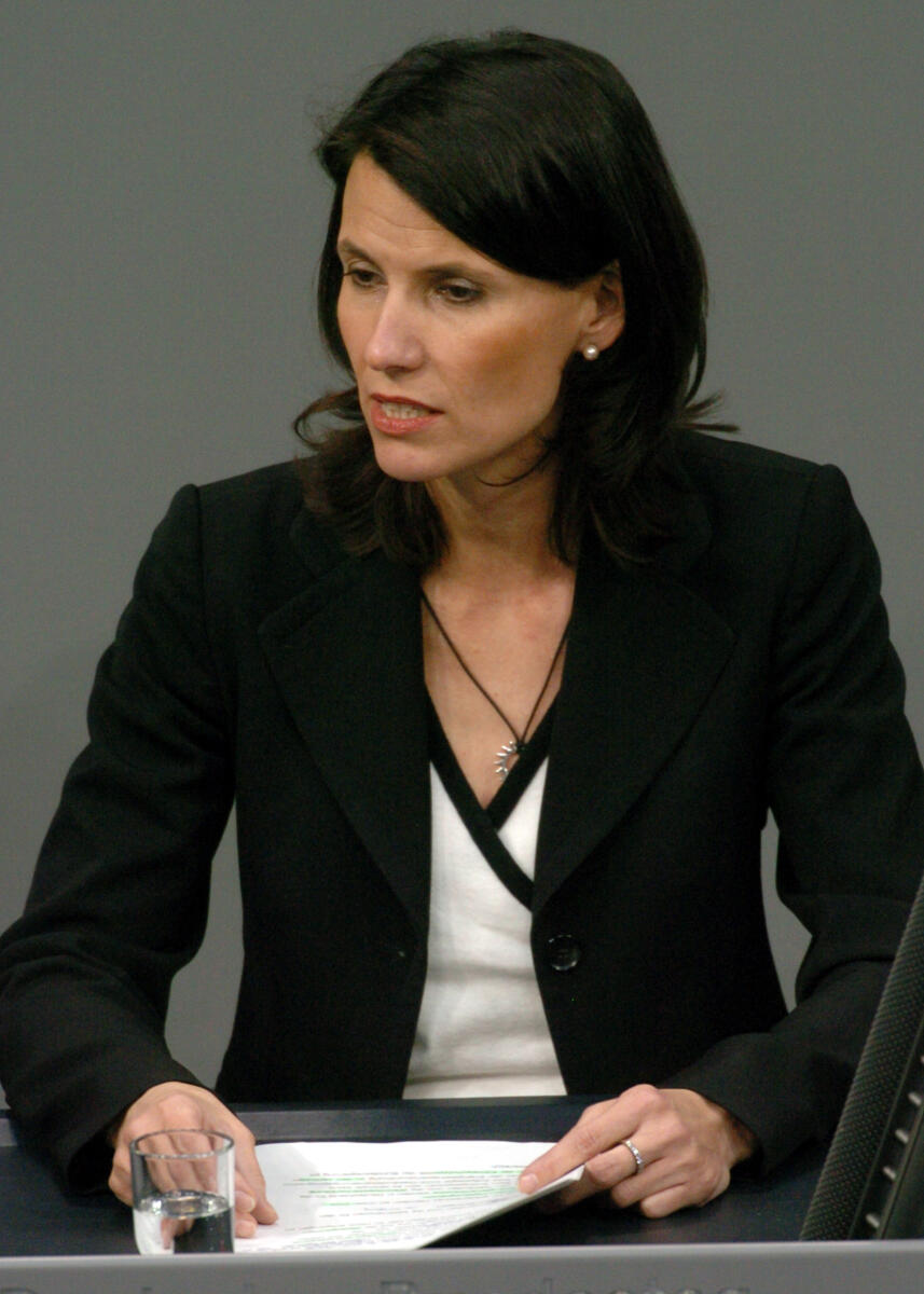 Rita Schwarzelühr-Sutter, SPD, Bundestagsabgeordnete, Abgeordnete, Mitglied des Deutschen Bundestages, MdB, Rede, Deutscher Bundestag, 82. Sitzung, ZP 4 bis 12, Top 9, Thema: Klimaschutz, Kfz-Steuer, Redner 12.; Rednerpult. Schwarzelühr-Sutter, Rita Rita Schwarzelühr-Sutter, SPD, Bundestagsabgeordnete, Abgeordnete, Mitglied des Deutschen Bundestages, MdB, Rede, Deutscher Bundestag, 82. Sitzung, ZP 4 bis 12, Top 9, Thema: Klimaschutz, Kfz-Steuer, Redner 12.; Rednerpult.