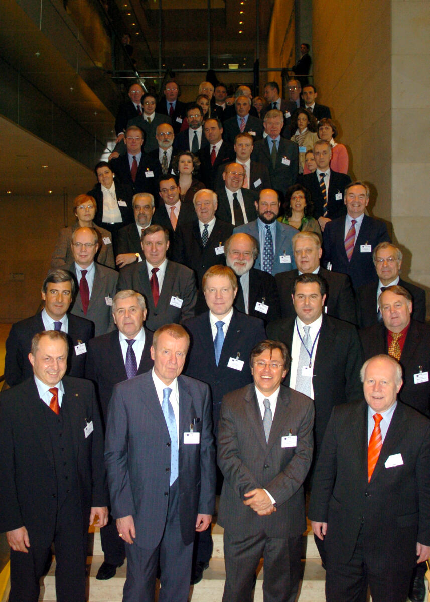 Polenz, Ruprecht Im Rahmen der deutschen EU-Ratspräsidentschaft hat der Vorsitzende des Auswärtigen Ausschusses des Bundestages, Ruprecht Polenz, CDU/CSU, (1. Reihe 2.v.li.), seine Amtskollegen aus den Mitgliedstaaten der Europäischen Union zu einer Konferenz nach Berlin eingeladen.; Familienfoto