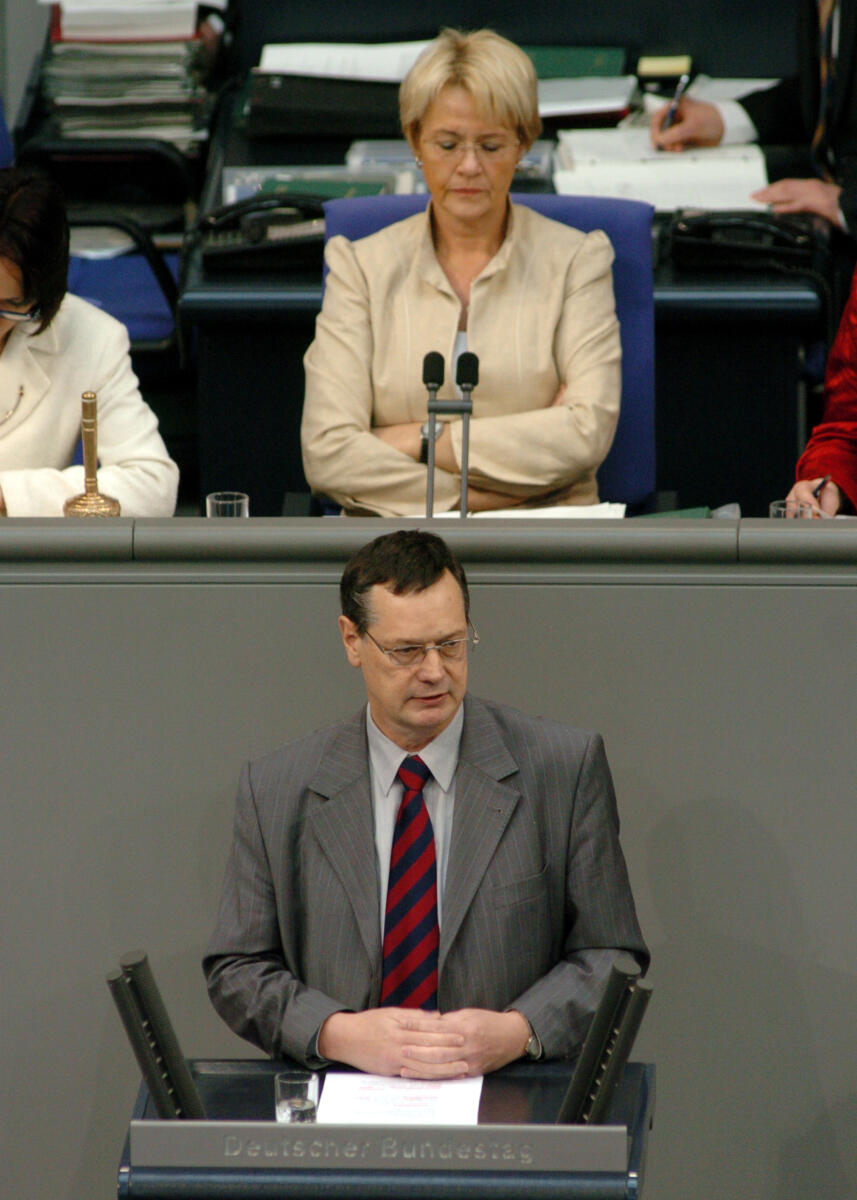 Königshaus, Hellmut; Kastner, Susanne Hellmut Königshaus, FDP, Bundestagsabgeordneter, Abgeordneter, Mitglied des Deutschen Bundestages, MdB, Rede, Deutscher Bundestag, 79. Sitzung, TOP 4, Thema: Entwicklungspolitik, Vorsitz: Bundestagsvizepräsidentin Dr. h. c. Susanne Kastner, SPD.; Rednerpult.