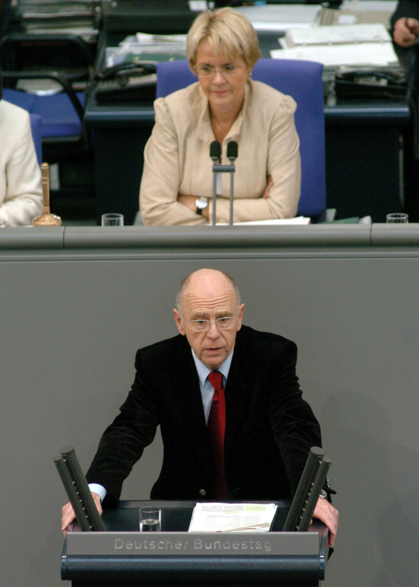 Walter Riester, SPD, Bundestagsabgeordneter, Abgeordneter, Mitglied des Deutschen Bundestages, MdB, Rede, Deutscher Bundestag, 79. Sitzung, TOP 4, Thema: Entwicklungspolitik, Vorsitz: Bundestagsvizepräsidentin Dr. h. c. Susanne Kastner, SPD.; Rednerpult. Riester, Walter; Kastner, Susanne Walter Riester, SPD, Bundestagsabgeordneter, Abgeordneter, Mitglied des Deutschen Bundestages, MdB, Rede, Deutscher Bundestag, 79. Sitzung, TOP 4, Thema: Entwicklungspolitik, Vorsitz: Bundestagsvizepräsidentin Dr. h. c. Susanne Kastner, SPD.; Rednerpult.